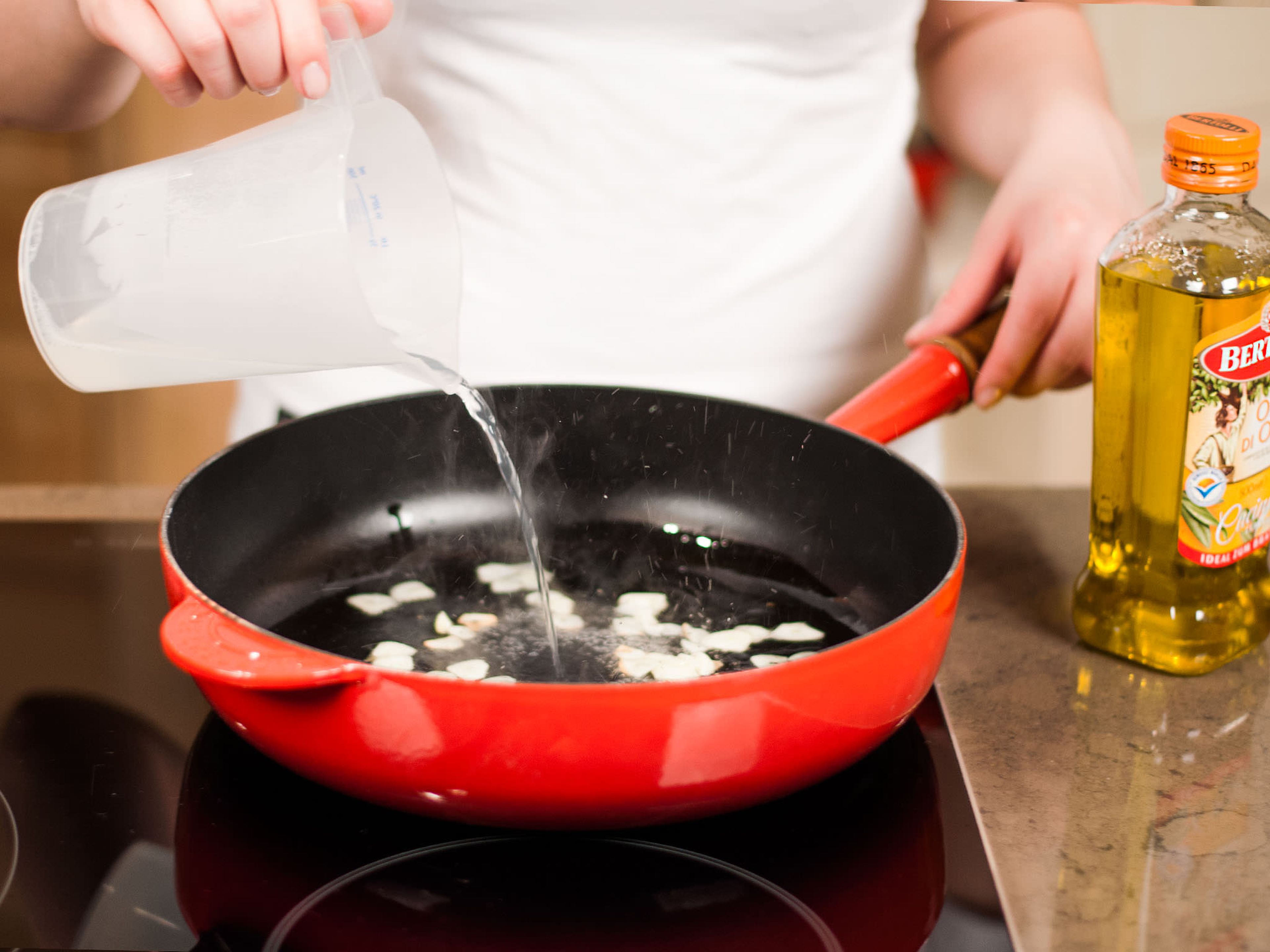 Olivenöl in einer Pfanne erhitzen. Knoblauch darin ca. 1 – 2 Min. dünsten. Mit Nudelwasser ablöschen.