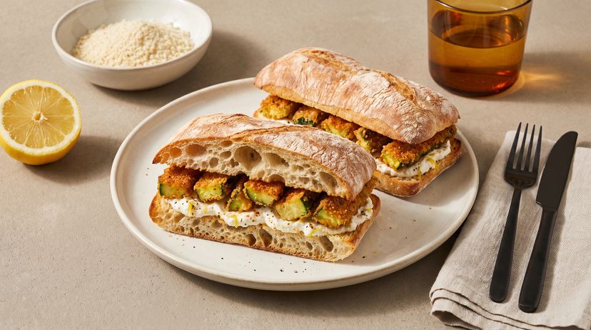 Knuspriges Sandwich mit frittierter Zucchini, Pesto und Zitronen-Ricotta