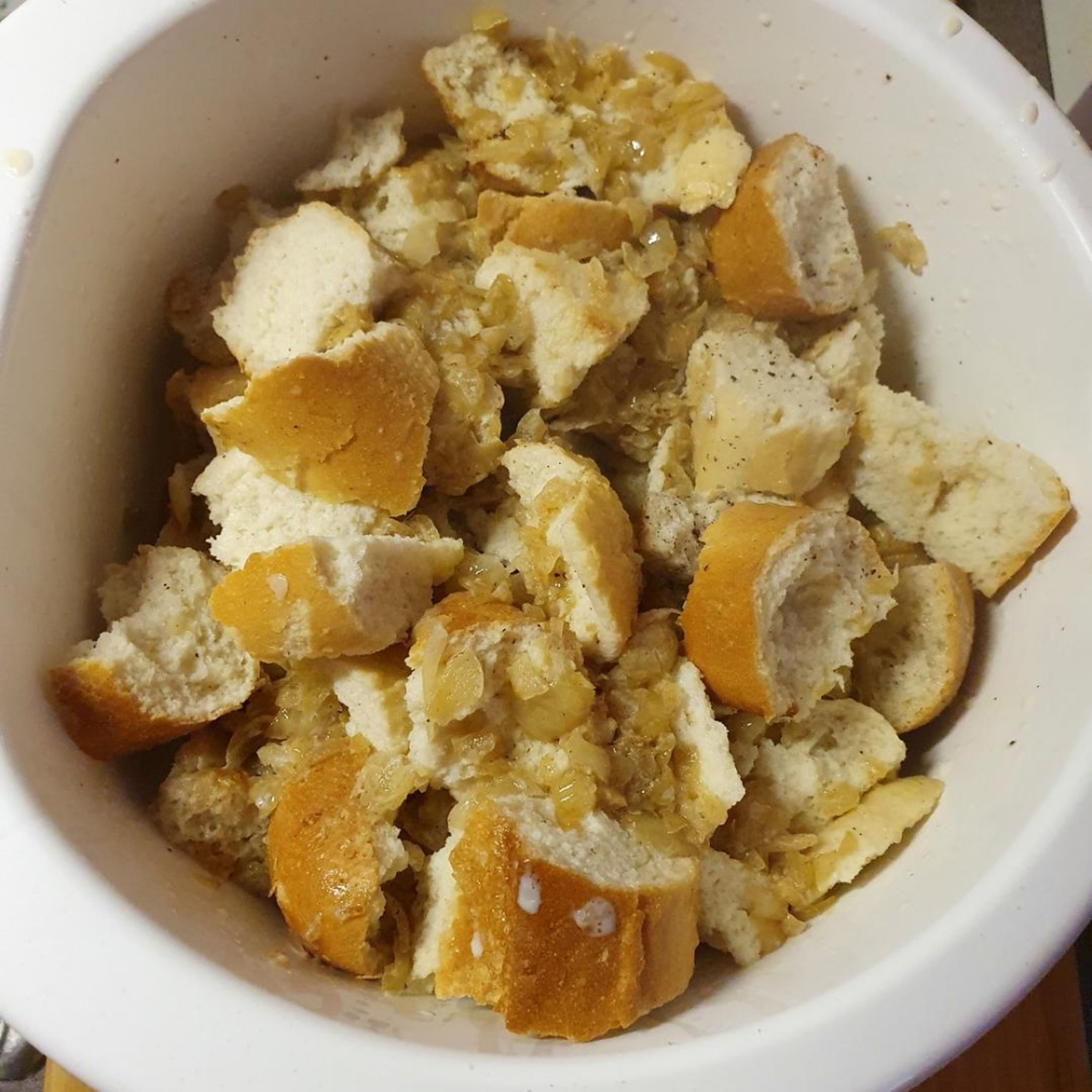 Zwiebel-Butter-Milch über die Brotwürfel geben, umrühren, abgedeckt stehen lassen, damit die Flüssigkeit einziehen kann. Topf reinigen.