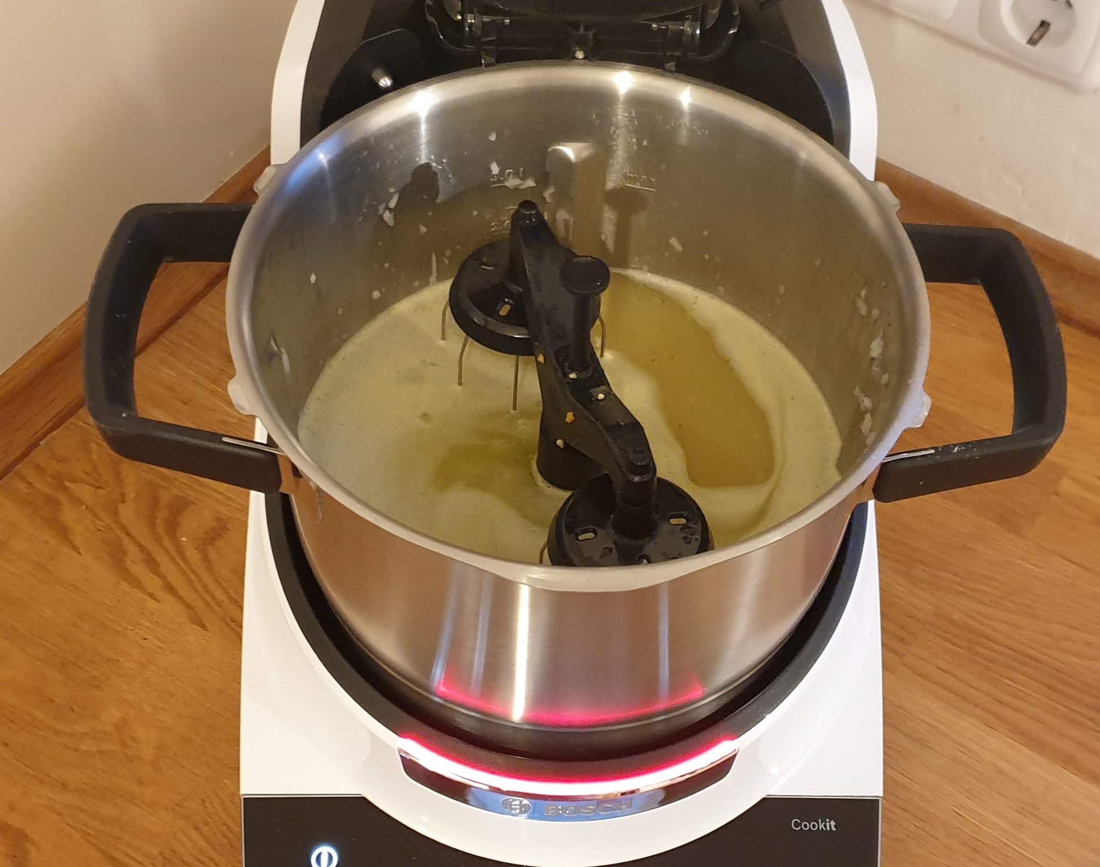 Gemüsebrühe, Sahne, groben und feinen Senf hinzufügen und köcheln lassen (Zwillings-Rührbesen | Stufe 1 | 95°C | 12 Min.). Mit Salz und Pfeffer abschmecken. Mit Räucherlachs garnieren und servieren.