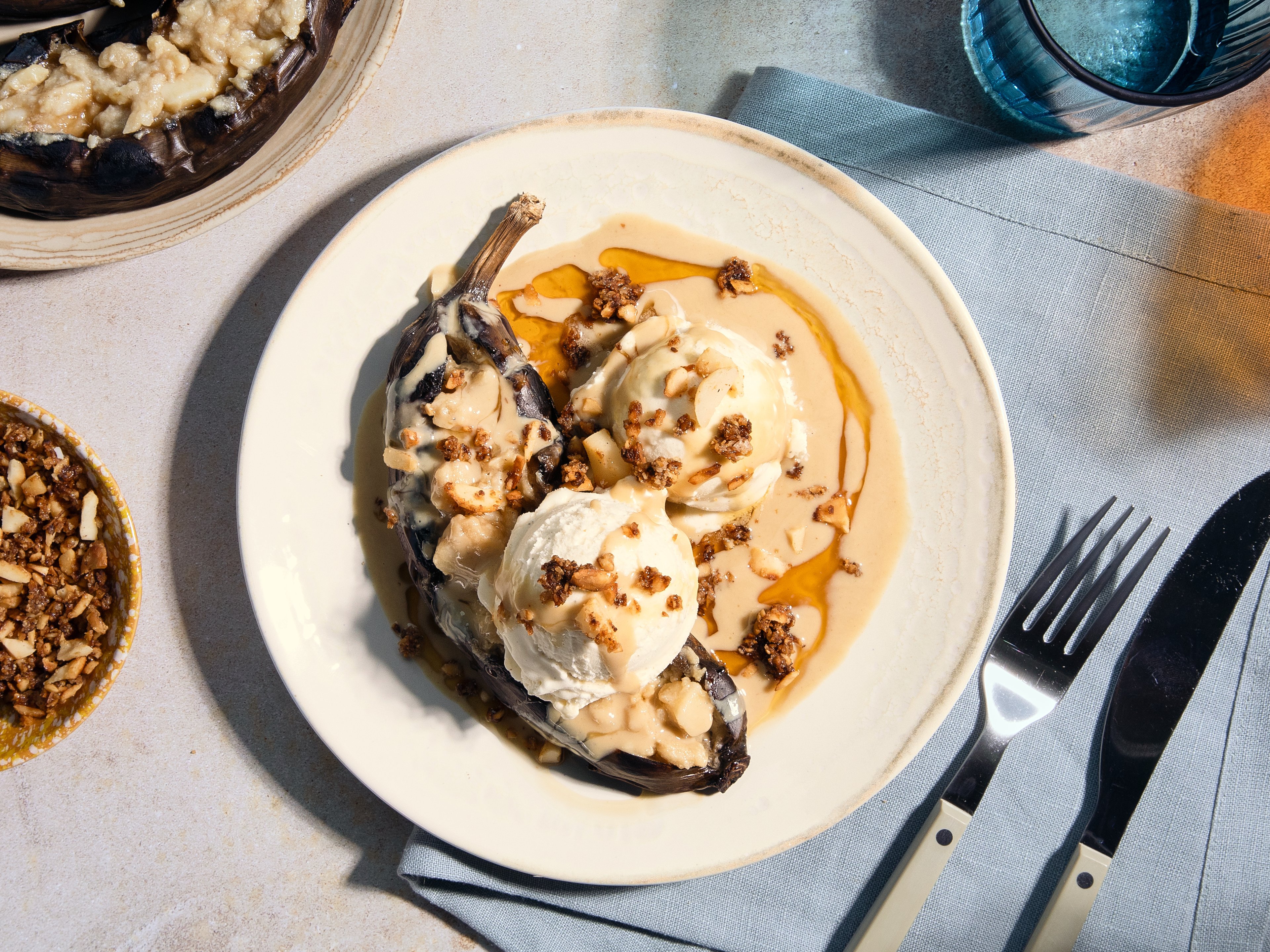 Gegrillte Banane mit Tahini-Macadamia-Füllung und Vanilleeis