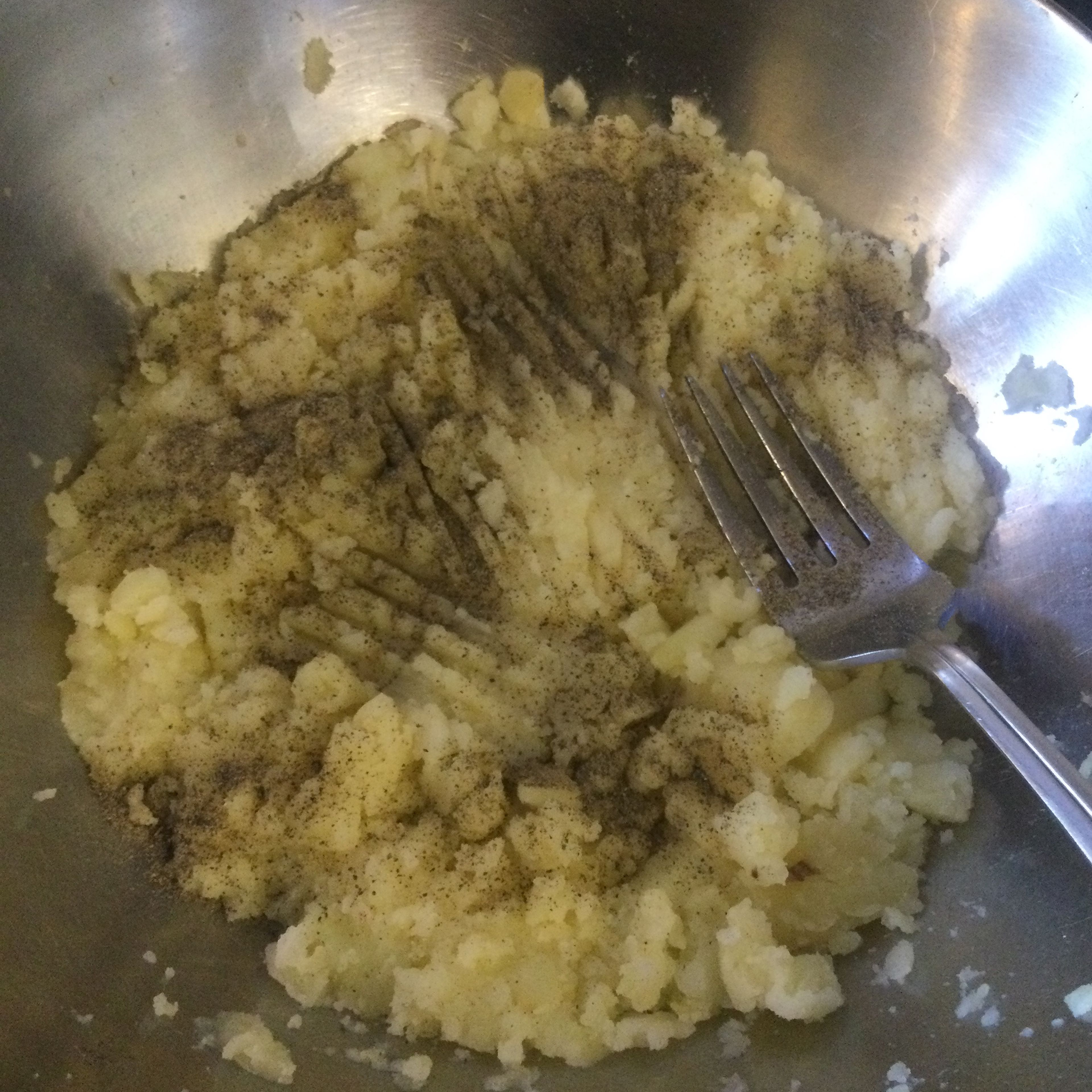 Mash the potatoes with black pepper and 4 tbsp of milk and put in the fridge until cold