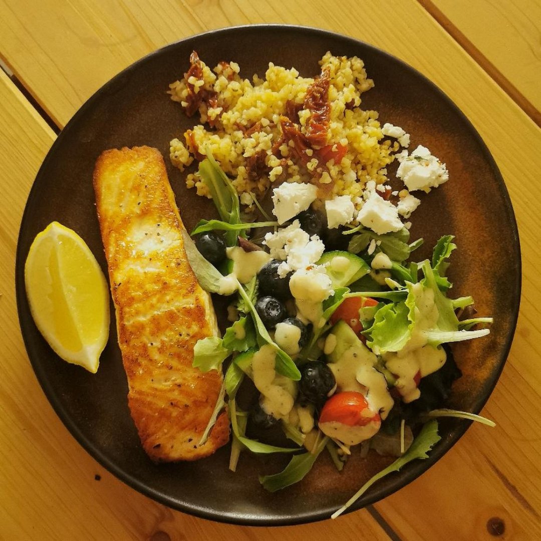 Lachs mit Tomatenbulgur und Salat | Rezept | Kitchen Stories