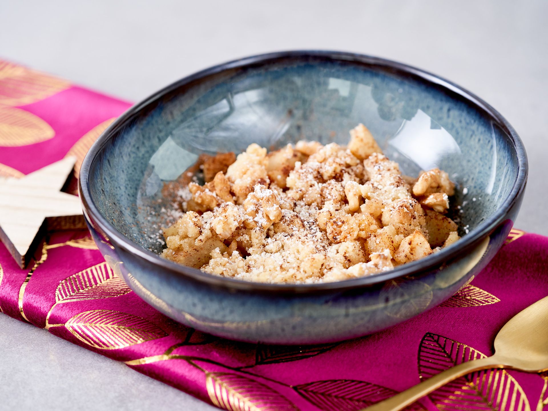 Süßer Birnen-Crumble mit Walnüssen | Rezept | Kitchen Stories