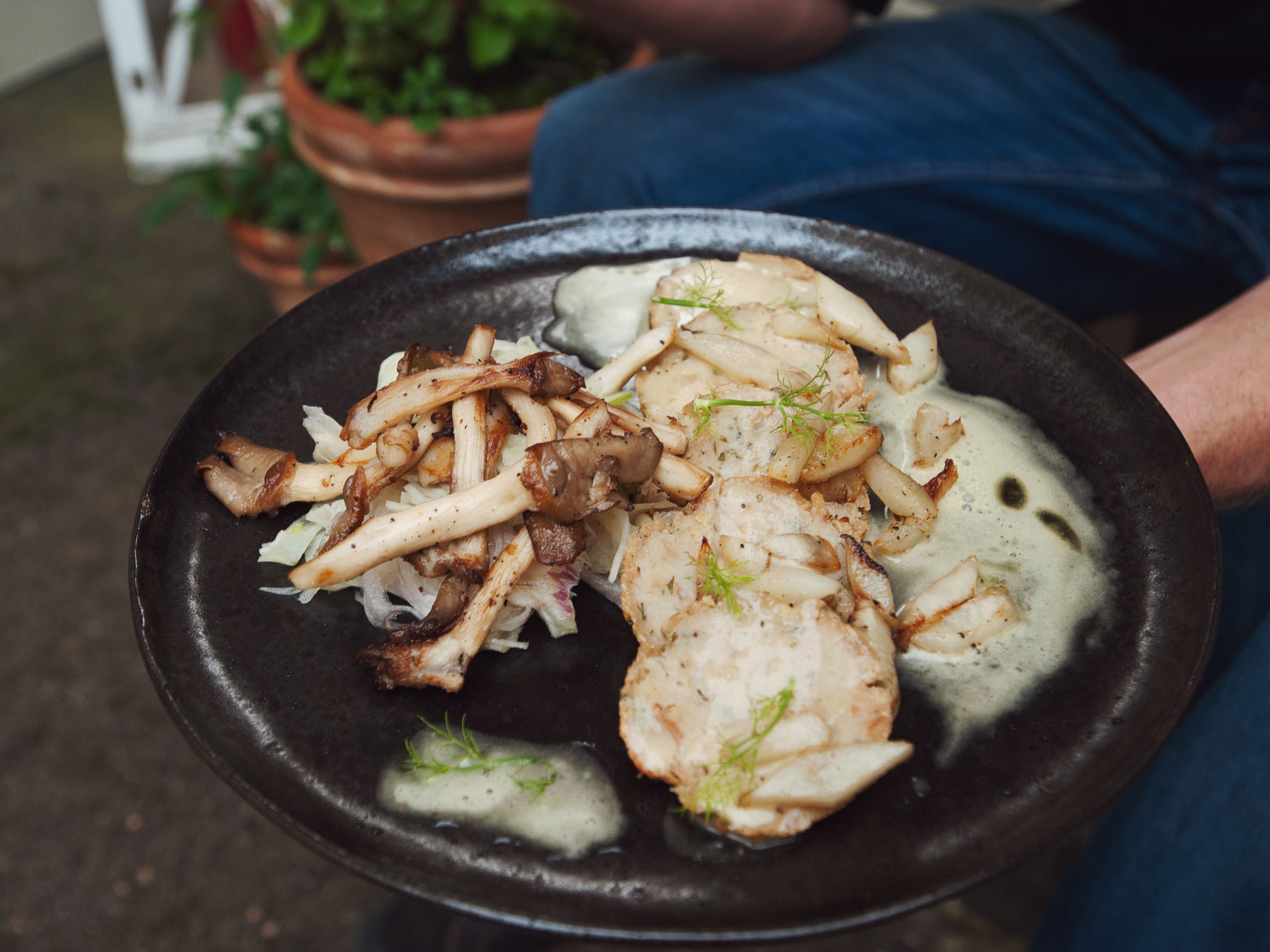 Gebackene saure Knödel mit Austernpilzen, Topinambur und Fenchel-Zwiebel-Salat