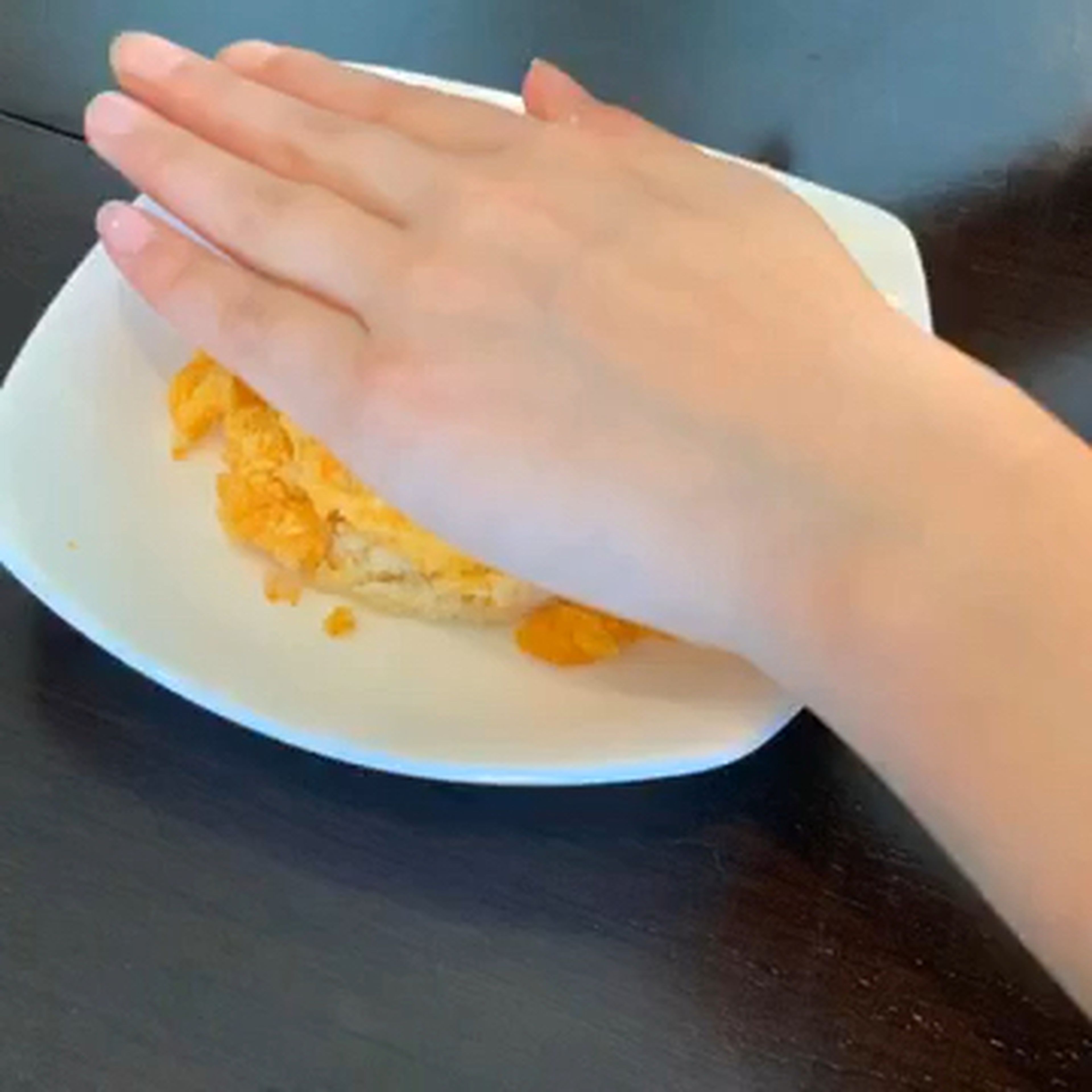 Spread the frosting on the first layer of the cake with a knife. Then, spread it on the top and the rest of the cake. You can decorate with some grated carrot if you wish.