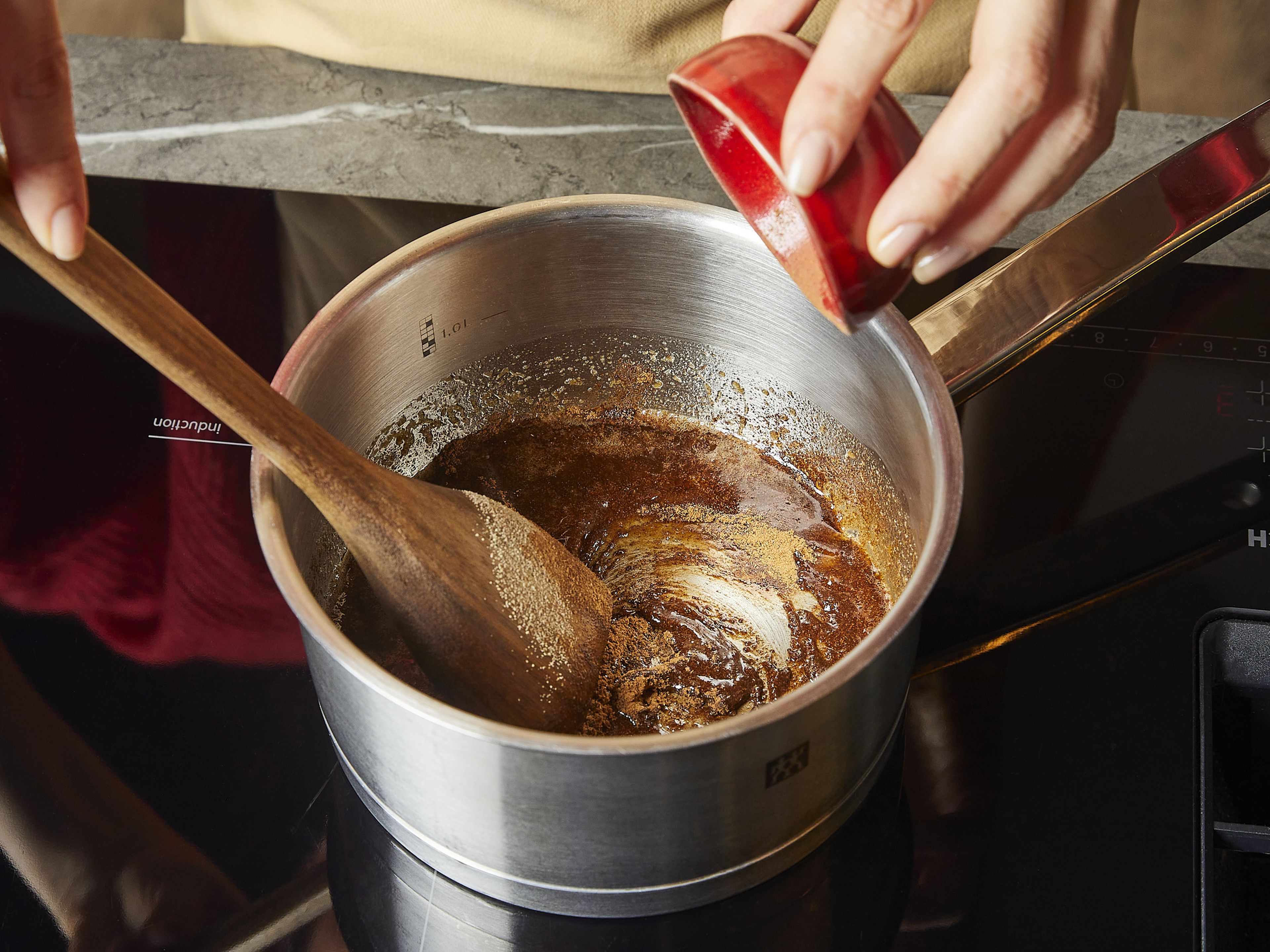 Ofen auf 200°C vorheizen. Währenddessen ⅖ der Butter in einem kleinen Topf schmelzen, dann mit Zucker und Zimt vermischen. Mit einer Prise Salz würzen und noch einmal kurz aufkochen lassen, bis sich der Zucker fast aufgelöst hat.