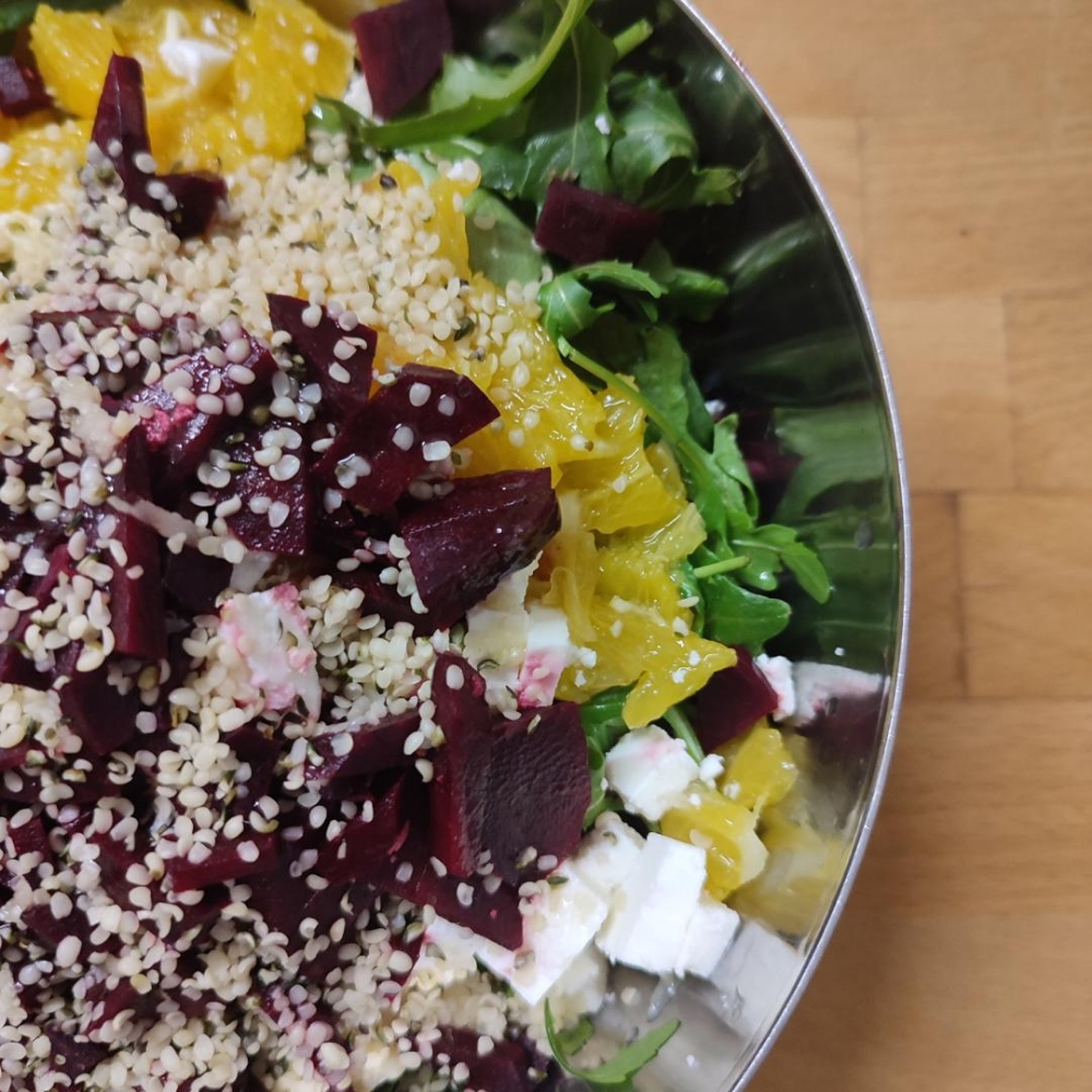 Rucola- Radicchio mit rote Beete Würfeln, Ziegenkäse