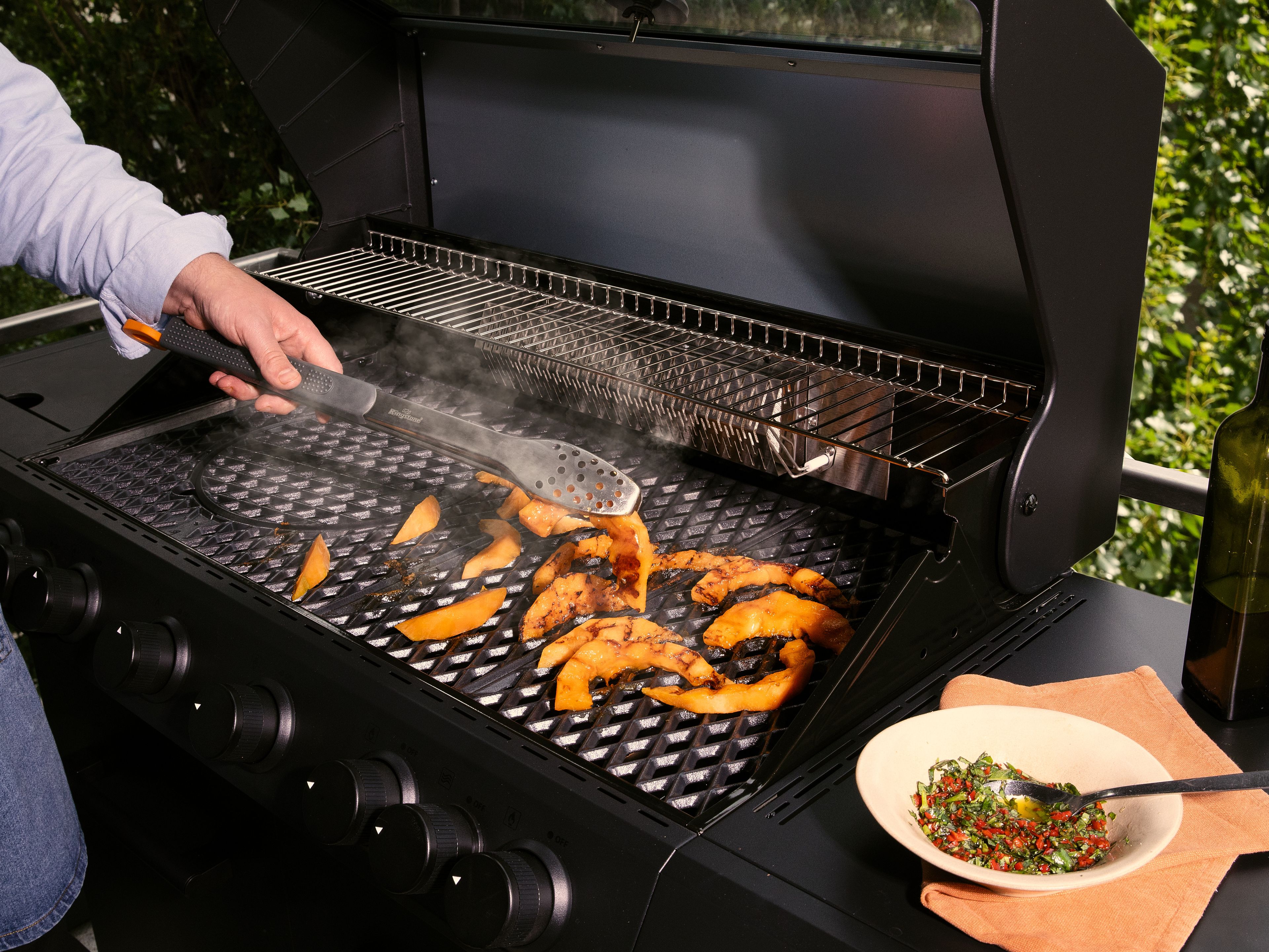 Die Melone abwaschen, schälen und das Kerngehäuse entfernen. Dann in ca. 2–3 cm dicke Spalten schneiden und mit Olivenöl bestreichen. Auf den Grill legen und ca. 3 Min. grillen, dann mit der Kingstone Grillzange wenden und weitere ca. 3 Min. grillen.