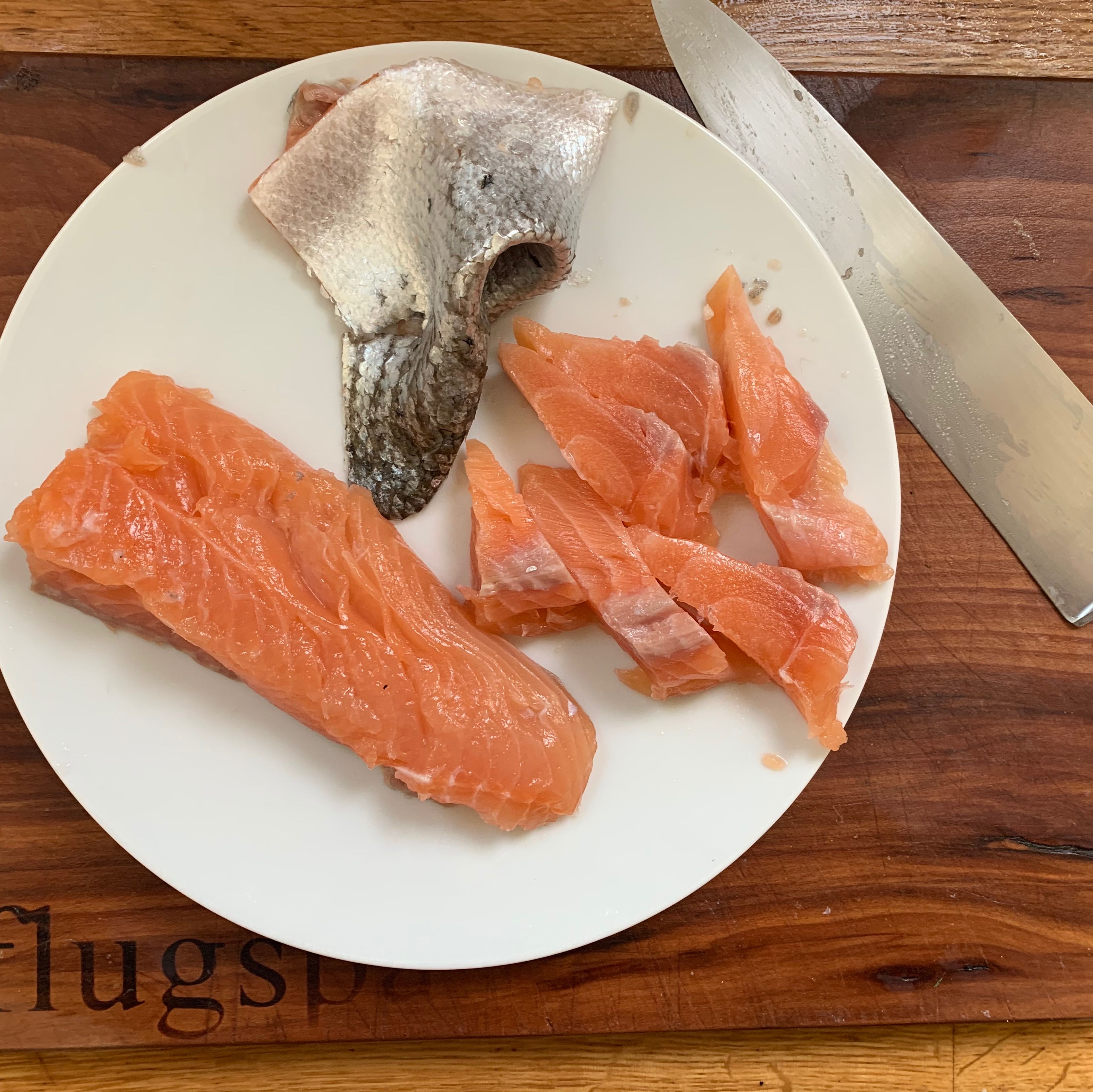 Check salmon for fish bones, remove from skin and cut into 1 cm/0,4 in. wide strips. If using frozen salmon, allow to defrost and cut into slices as well.
