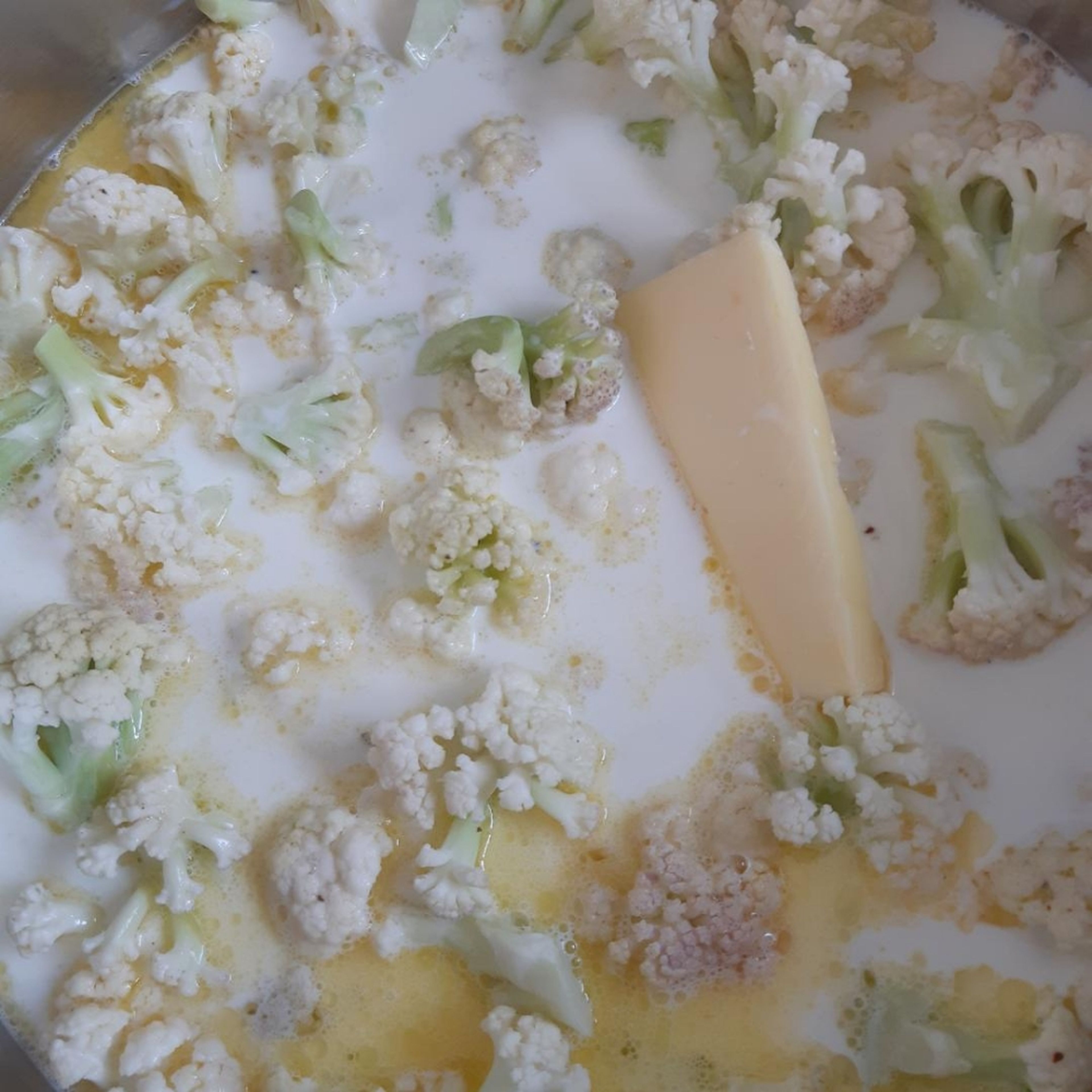 Milch, Sahne und ca. 50g Butter erhitzen. Darin werden die Karfiolröschen weichegkocht (ca. 15 Minuten).