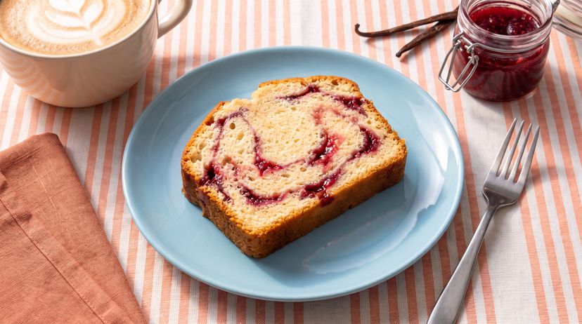 Fruchtiger Rührkuchen mit feiner Vanille und doppeltem Marmeladen-Muster