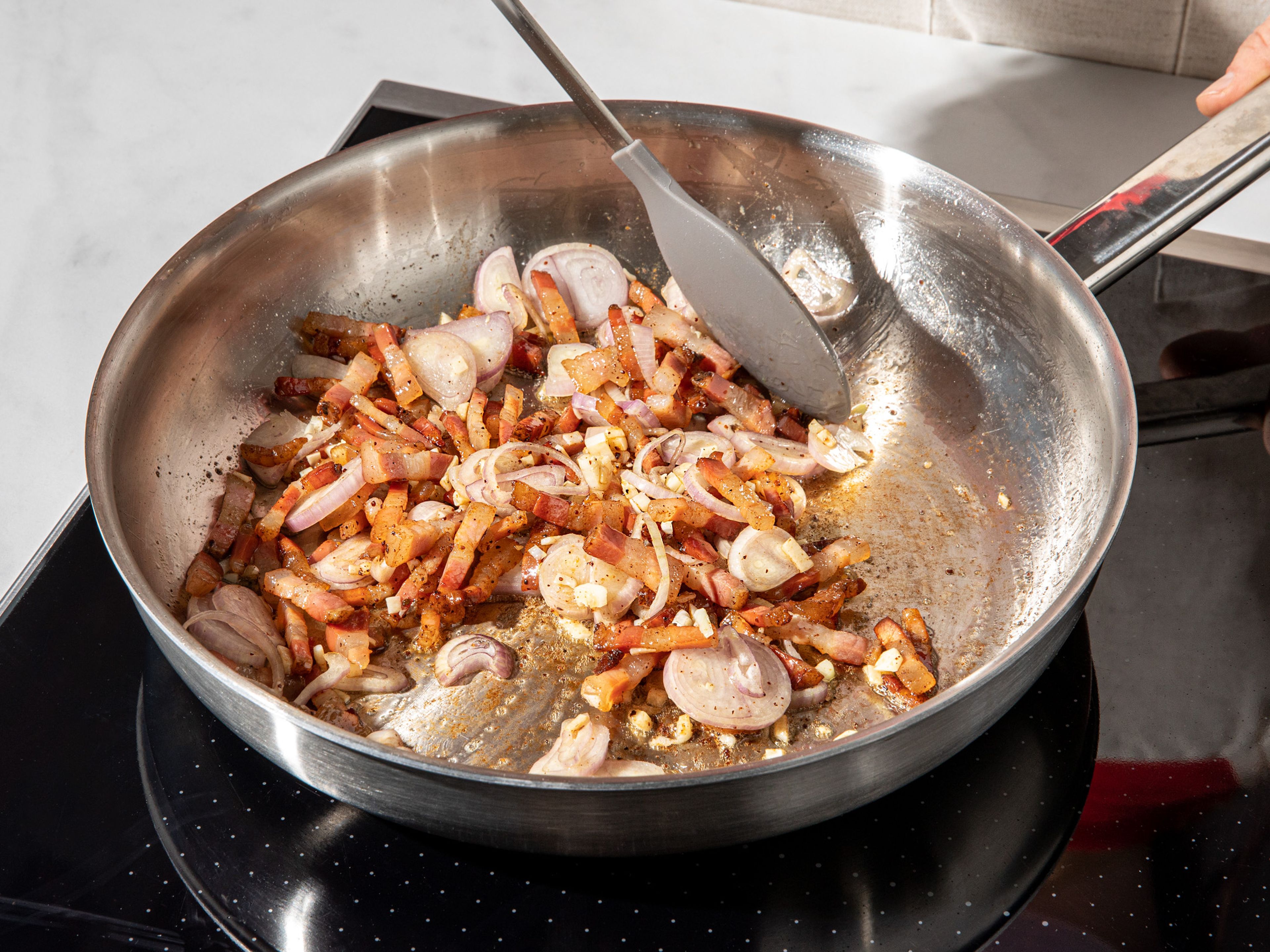 Pancetta mit etwas Olivenöl in eine Pfanne geben und braten, bis das Fett transparent und weich wird, ca. 5 Min.. Schalotten, Knoblauch und Chili dazugeben und bei mittlerer Hitze weiterbraten, bis sie glasig werden. Großzügig mit schwarzem Pfeffer würzen. Tomaten aus der Dose und unsere PASTA MAGIE GEWÜRZMISCHUNG (falls verwendet) dazugeben und bei mittlerer Hitze ca. 10 Min. köcheln lassen. Währenddessen die Rigatoni nach Packungsanleitung kochen. Rigatoni abgießen und dabei etwas Kochwasser für die Soße auffangen.