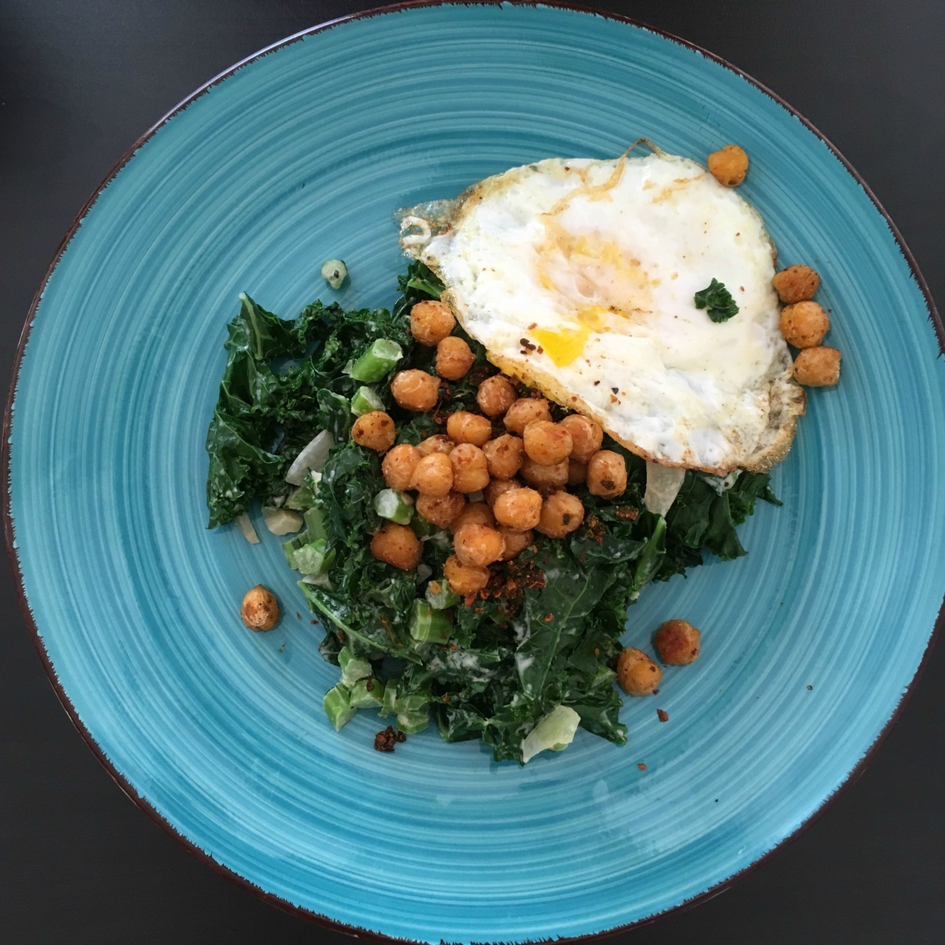 Kale salad with spicy chickpeas
