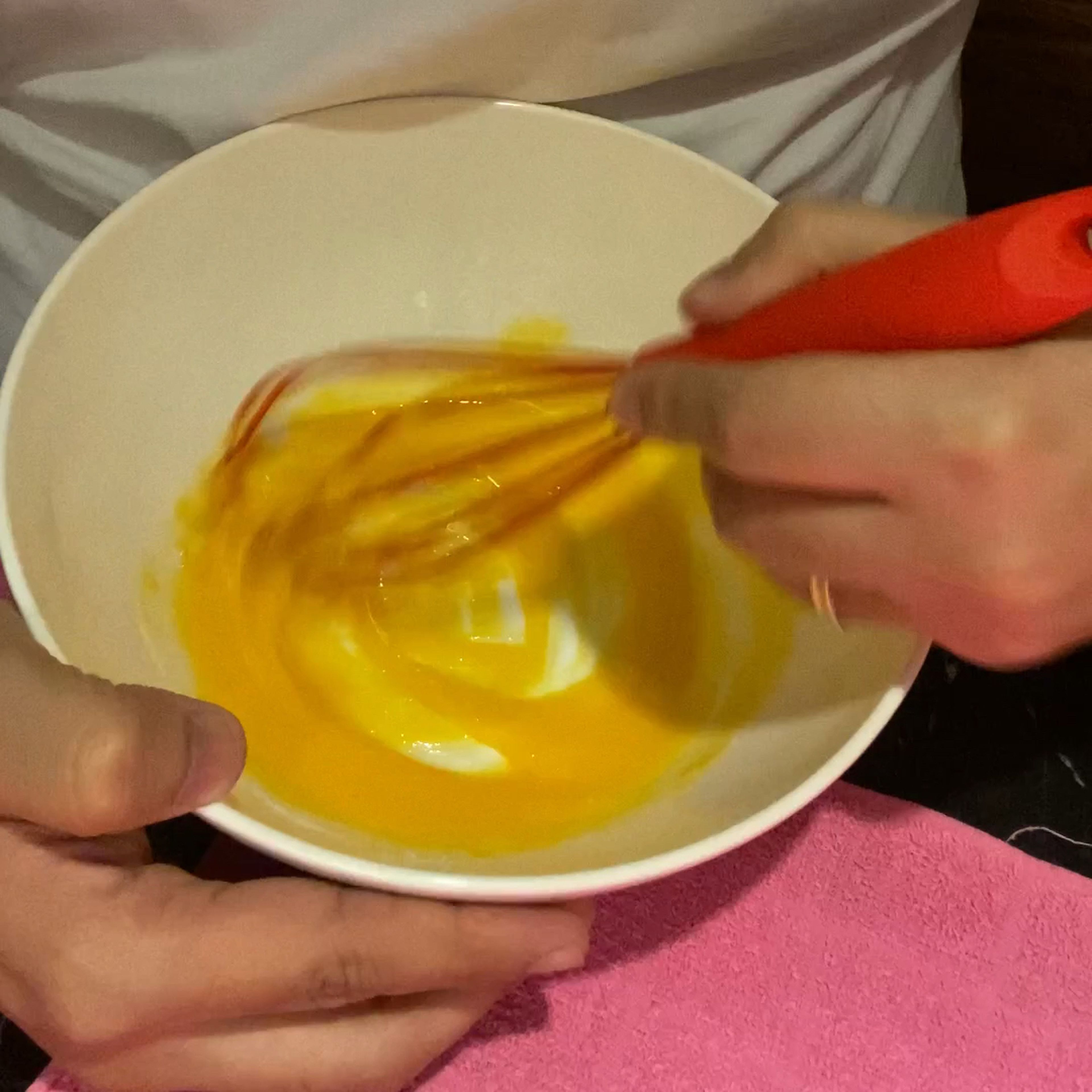 Mix the yolks adding sugar without haste. You will notice that the color will change from yellow to beige. Tip: do not use an electric mixer to make your tiramisù. Your hands will make a better job, believe me.