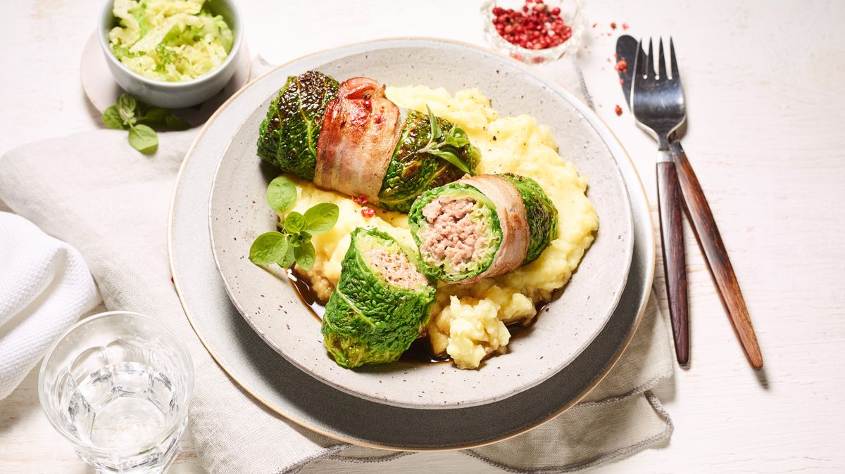 Mit Putenhack gefüllte Wirsingroulade mit Speck und Kartoffelpüree ...