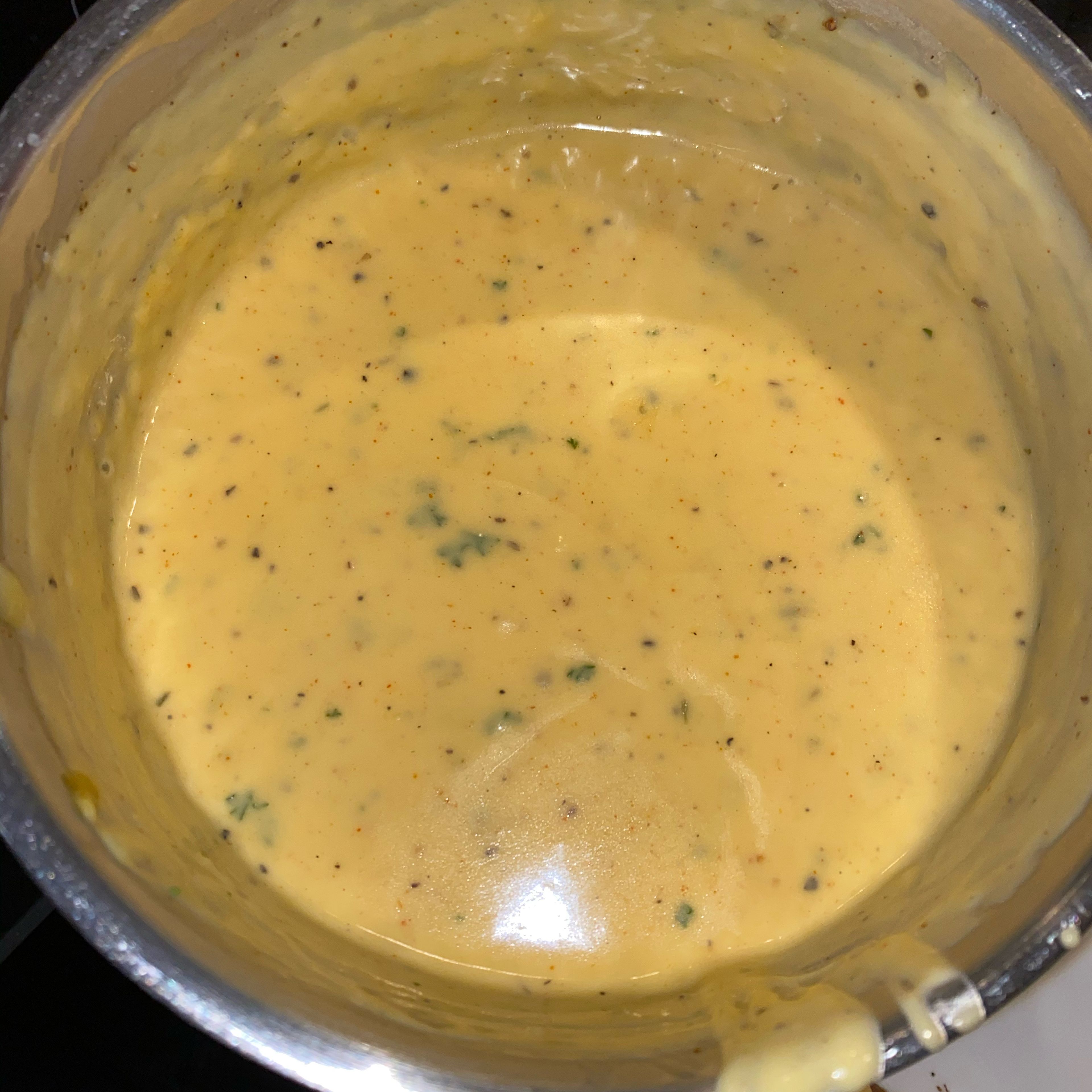 Hier ist wichtig, die Sauce ständig zu rühren und nicht zu hoch erhitzen. Die Hälfte der Milch in die Pfanne geben und aufkochen lassen. Das Mehl beigeben, kurz verrühren und dann die restliche Milch dazu geben. Den Käse in kleinere Portionen nach und nach dazugeben.