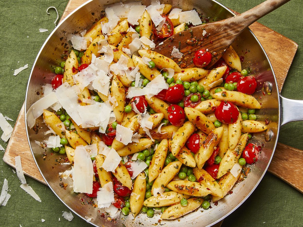 Schupfnudeln (German gnocchi) with vegetables and browned mint butter | Recipe | Kitchen Stories