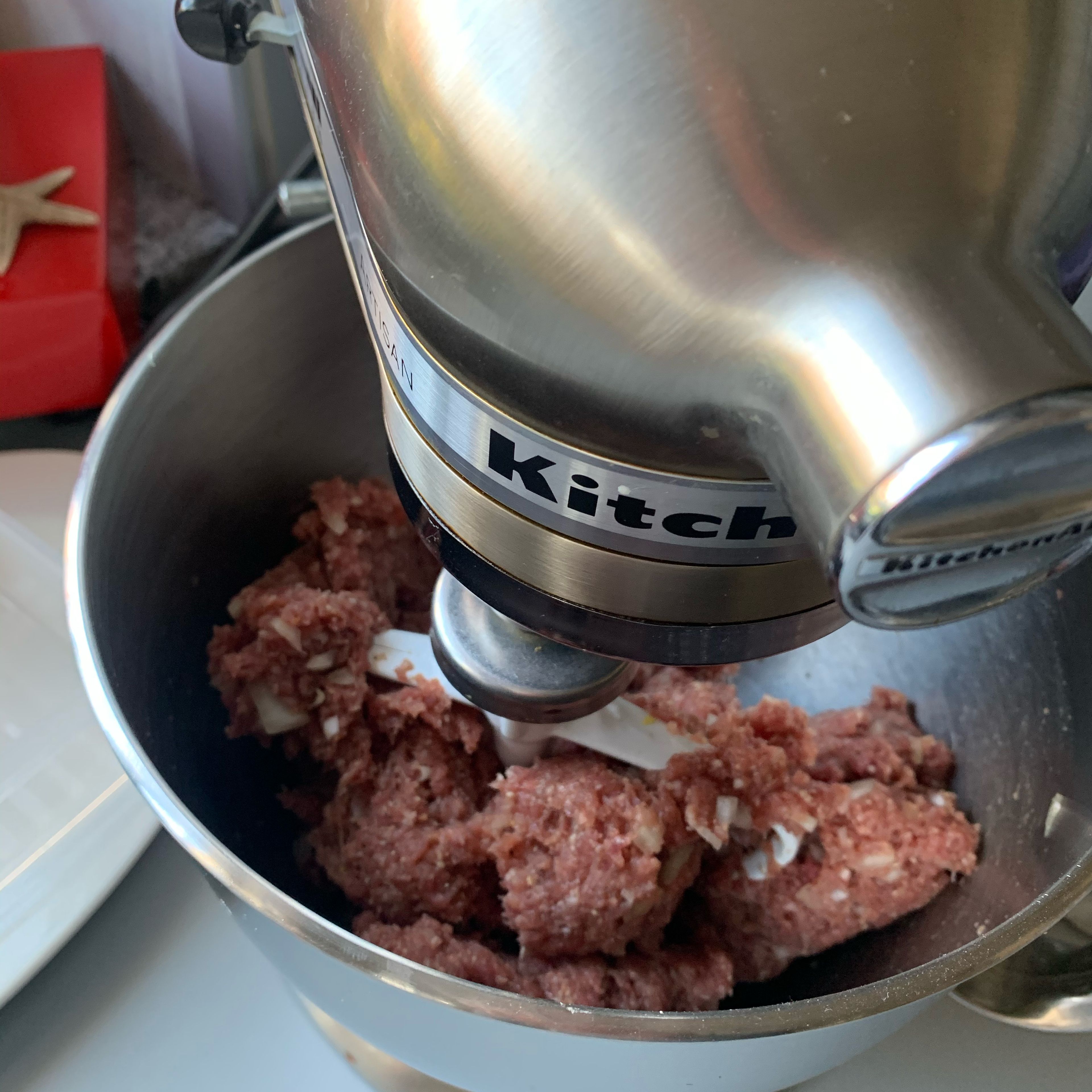 Erstellen Sie mit dem Hackfleisch (Halb Schwein / Halb Rind) vom Metzger eine Masse für die Klöße￼. (Bequeme wie ich nehmen hierzu die Küchenmaschine). Verwenden Sie hierfür das Hackfleisch, eine große Zwiebel (feingehackt), Salz und Pfeffer, ich nehme auch immer einen Esslöffel Fondor, einen Teelöffel Senf, zwei der Eier und ein eingeweichtes Brötchen. Ersatzweise kann man auch Semmelbrösel nehmen.￼