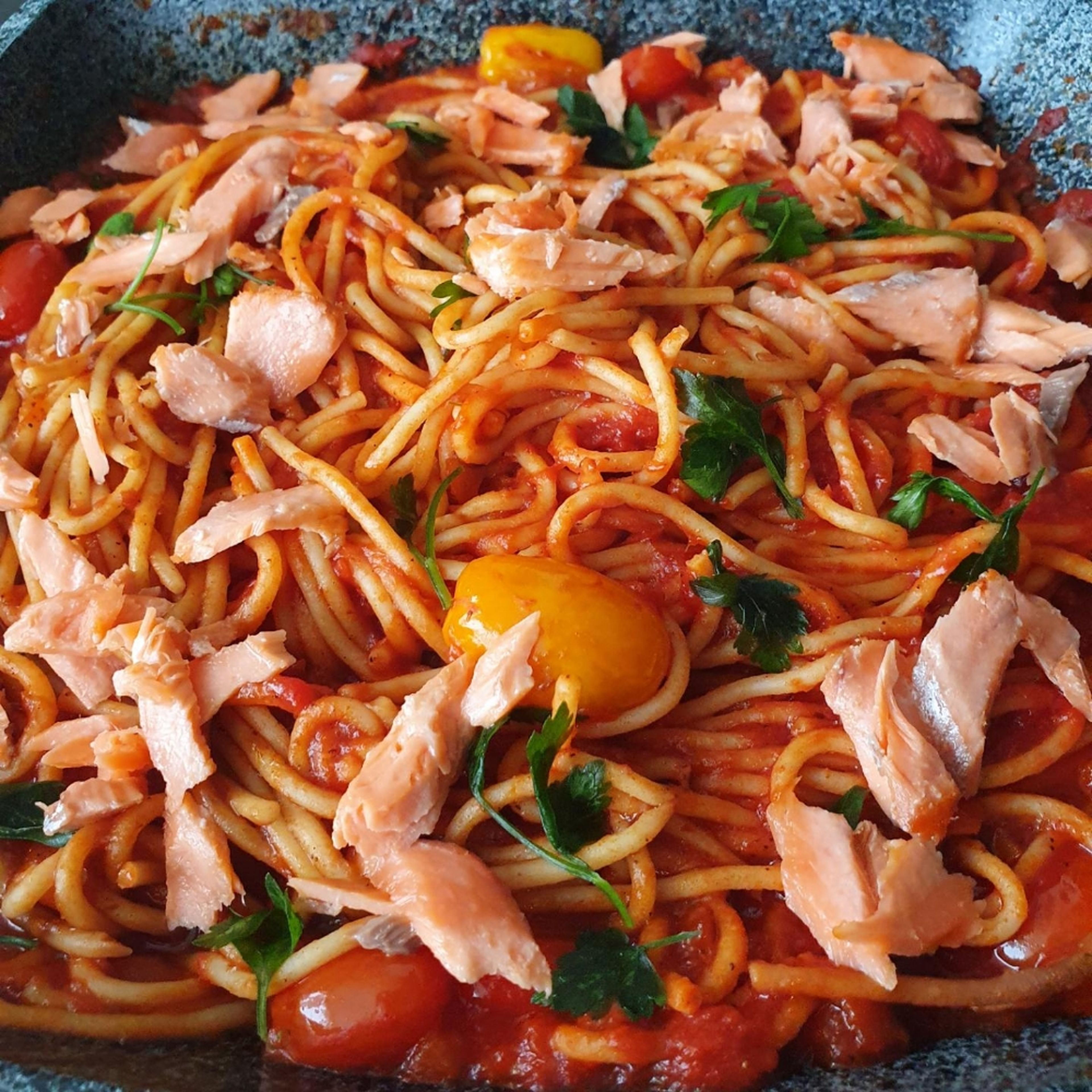 After the pasta is cooked, put it in a pan and add the tomato sauce and the cherry tomatoes. Let the pasta with the tomato sauce cook for about 5 minutes. We break the salmon into pieces and at the end we place them over the pasta, together with the parsley and parmesan. Bon apetit ! 😁