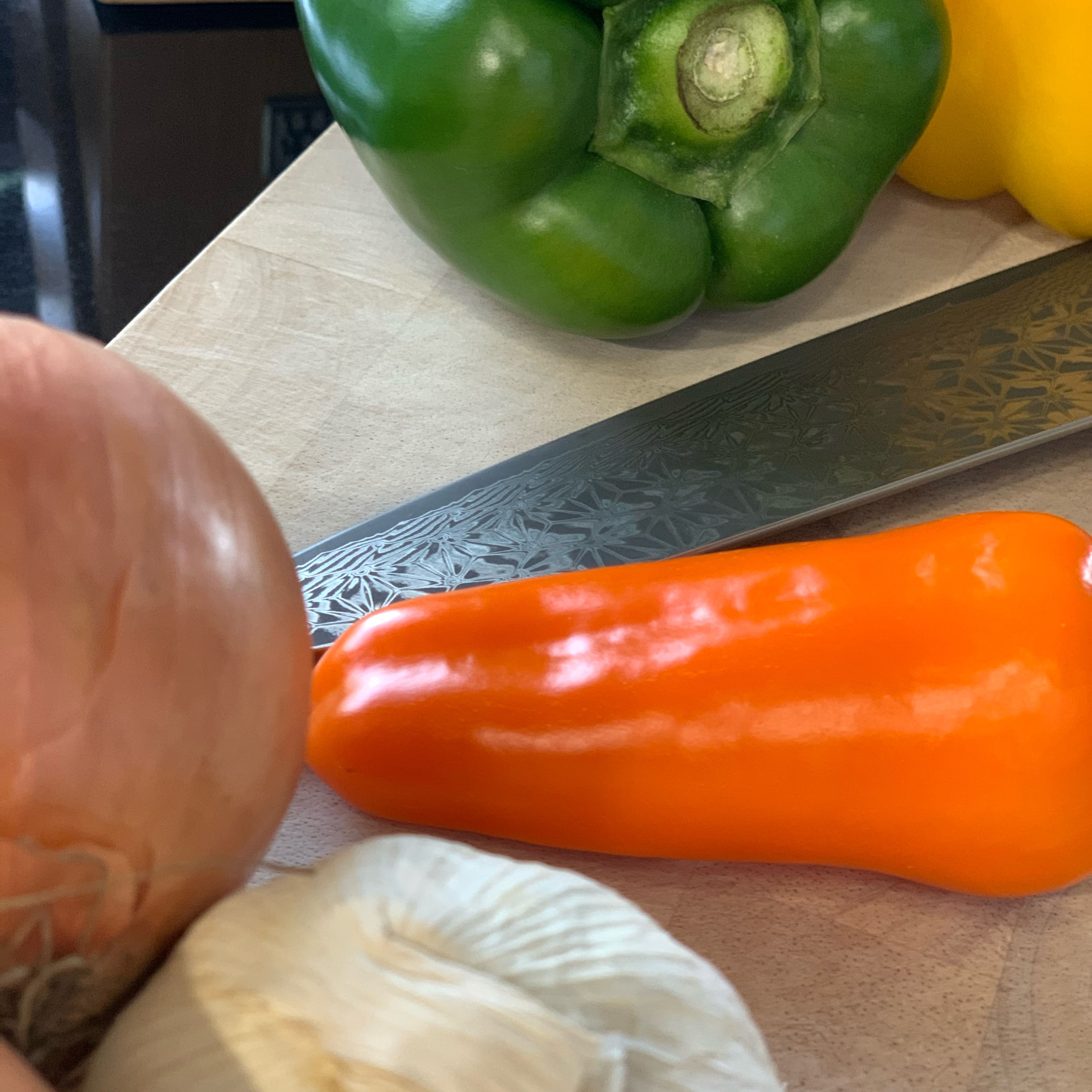 Zuerst die Paprika entkernen, dann grob hacken. Knoblauch fein würfeln, die Zwiebeln und Jalapeños hacken