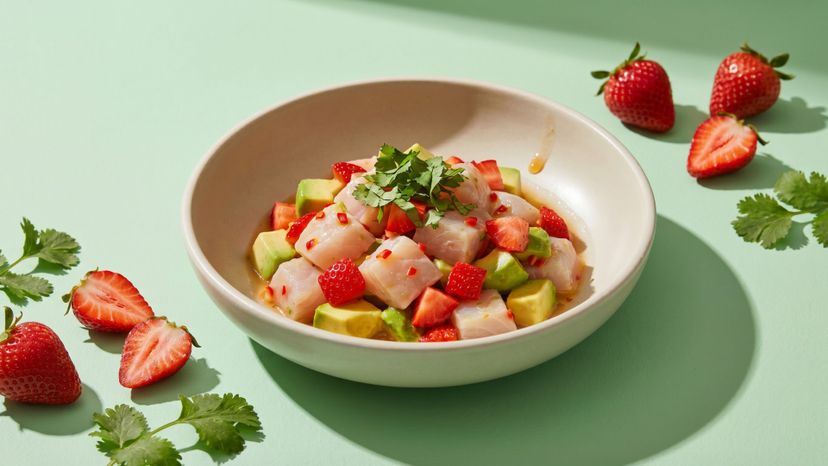 Peruanischer Klassiker neu interpretiert: Zander-Ceviche mit Erdbeeren und Avocado