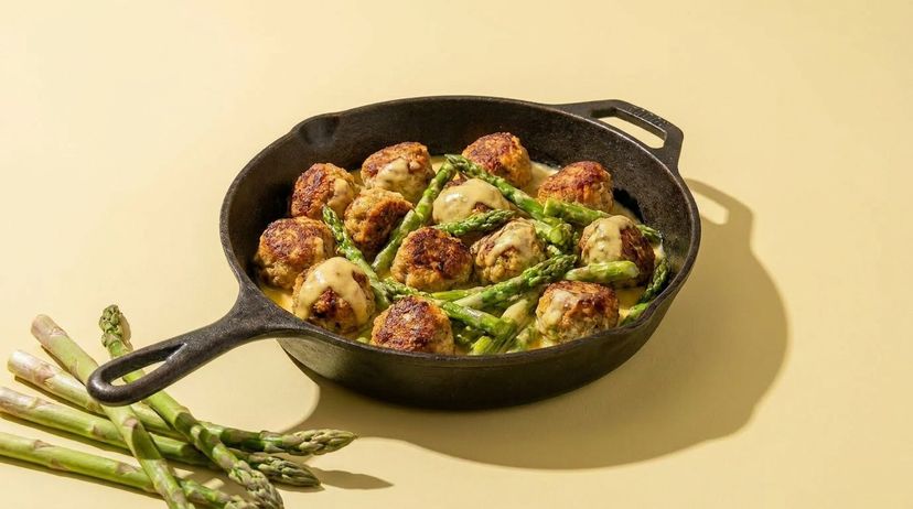 Cremige Pfanne mit Fleischbällchen und frischem Spargel