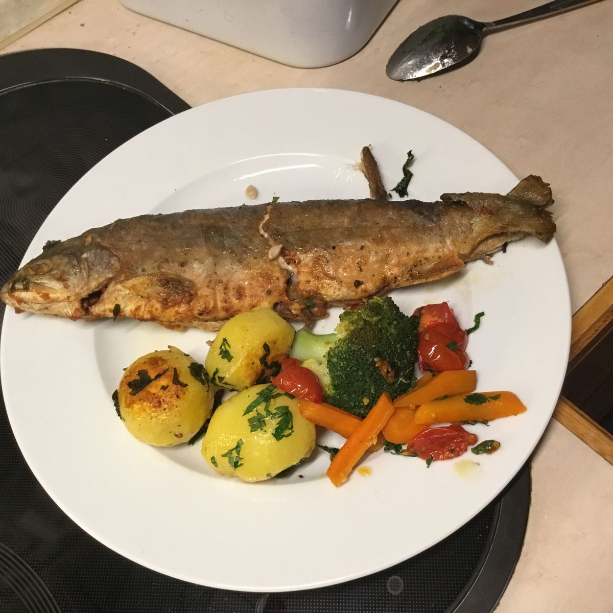 Forelle Müllerin, Petersilienkartoffeln, Saisongemüse | Rezept ...