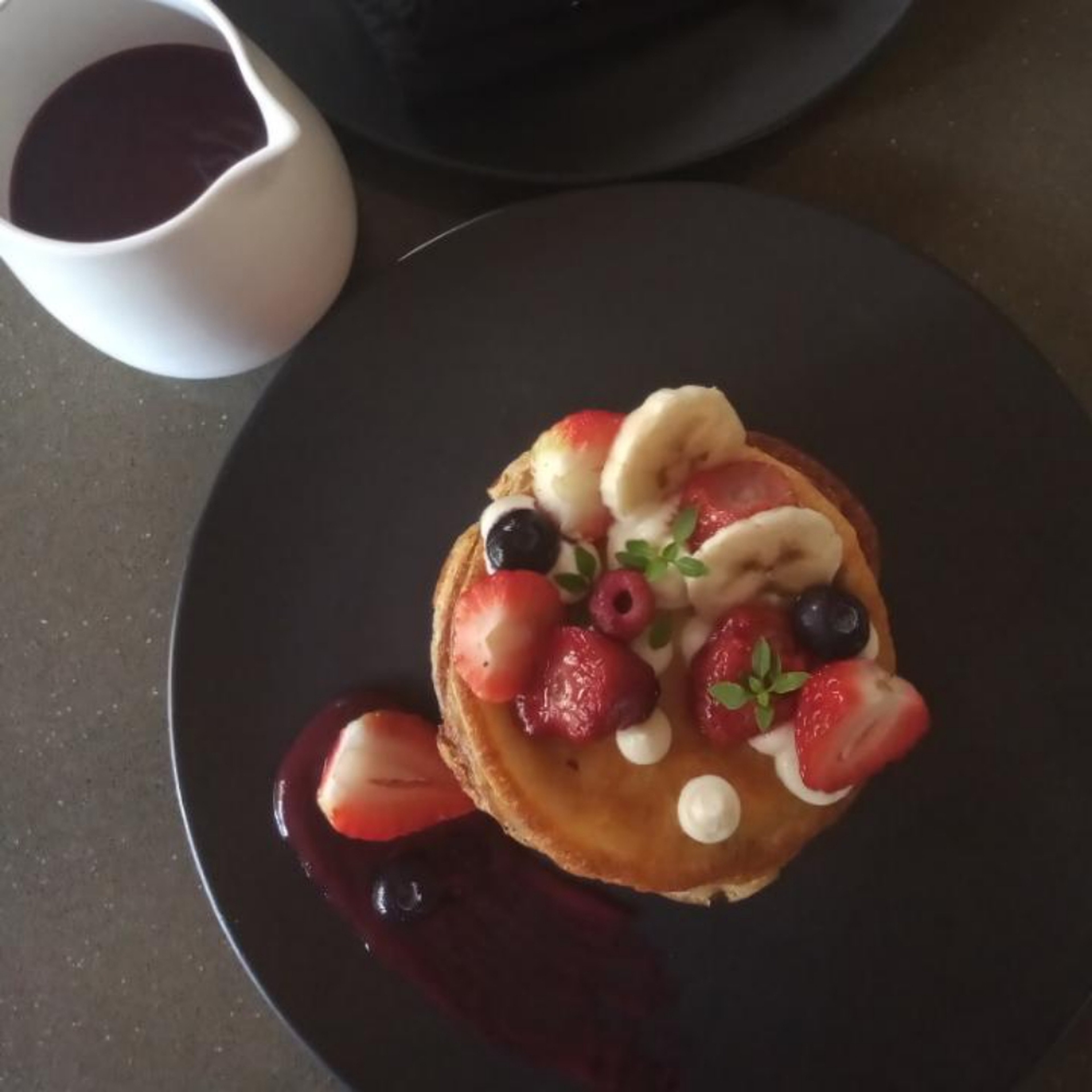 Pancakes with berries and ricotta