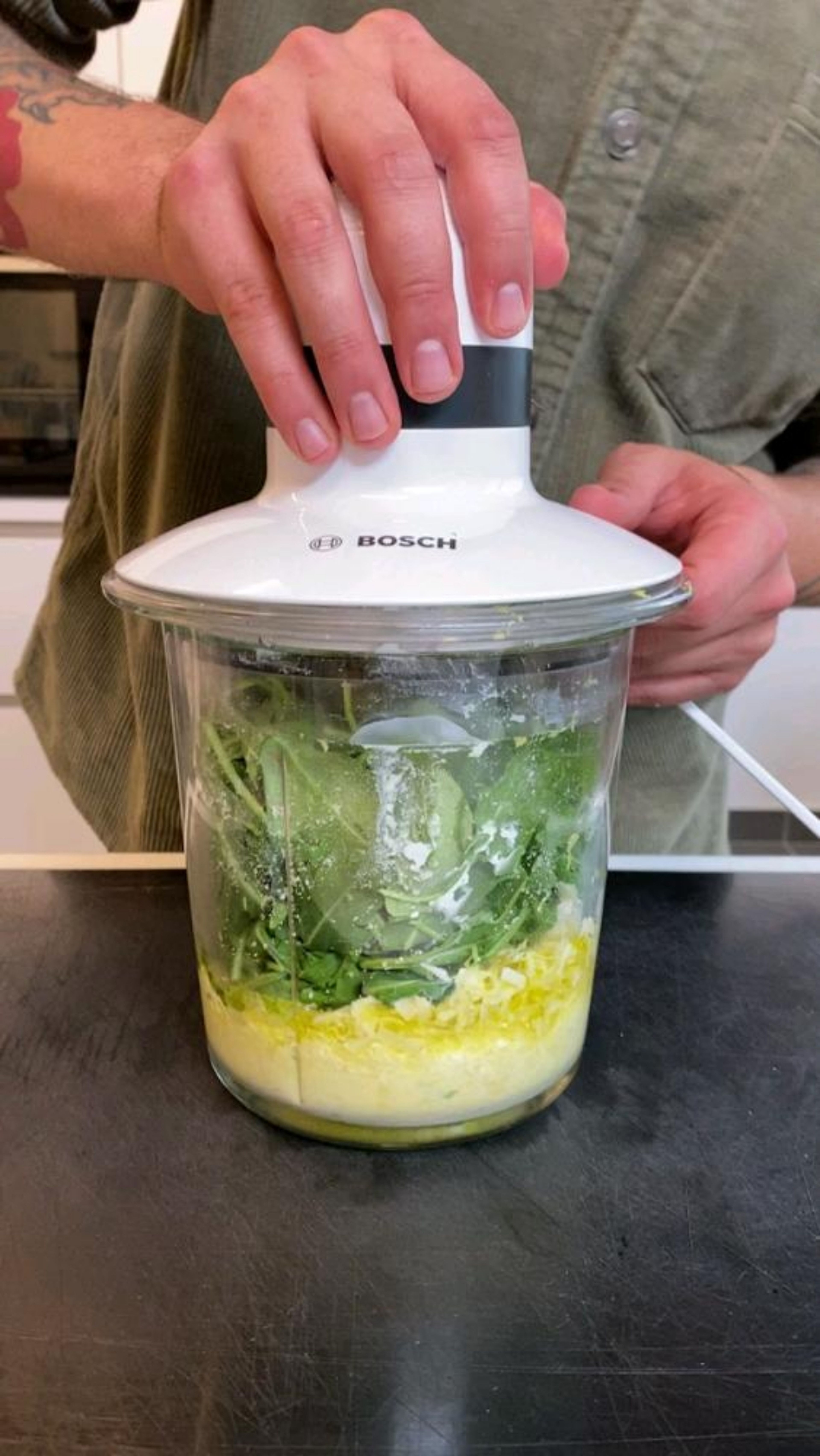 Grate the zest of the lemon and finely blend in a food processor together with olive oil, 75 g arugula, parmesan, parsley, ricotta, 1 tablespoon lemon juice, garlic, salt and pepper.