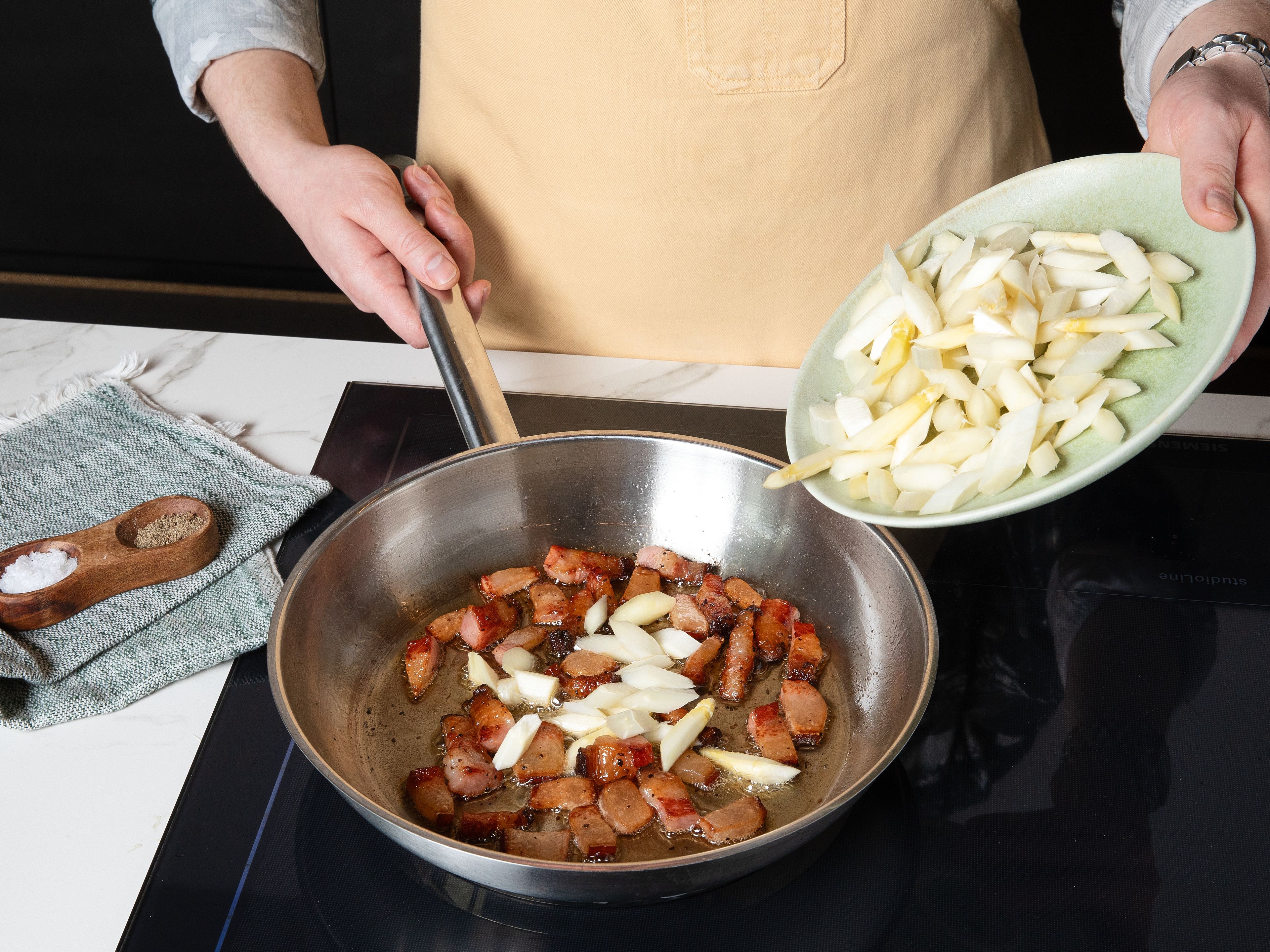Once water is boiling, add spaghetti and boil for approx. 8 min. or until al dente. Meanwhile, heat a large frying pan on medium-high heat and fry guanciale for approx. 4 min. or until golden brown. Add white asparagus medallions to the same pan, and then fry for approx. 4 min. more, or until tender.