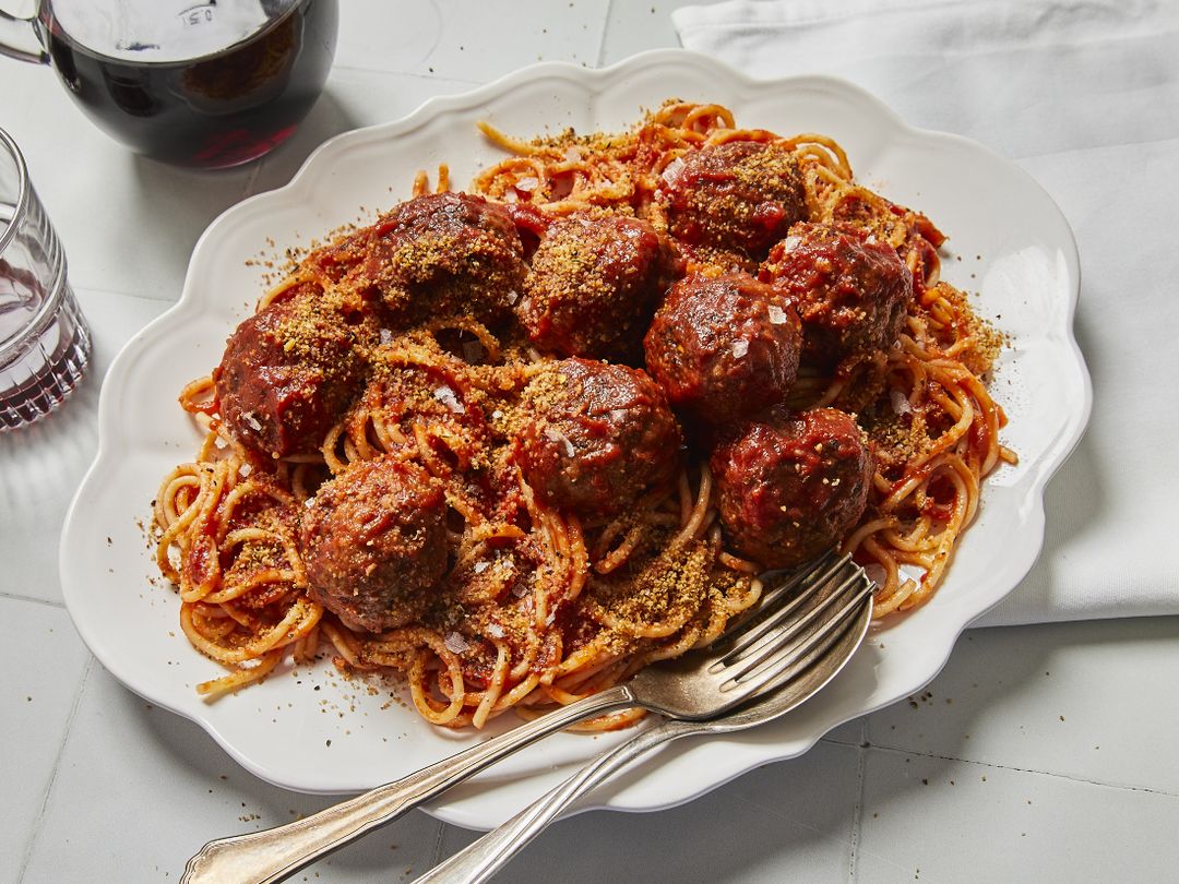 5-Zutaten-Spaghetti mit Hackbällchen in Tomatensoße