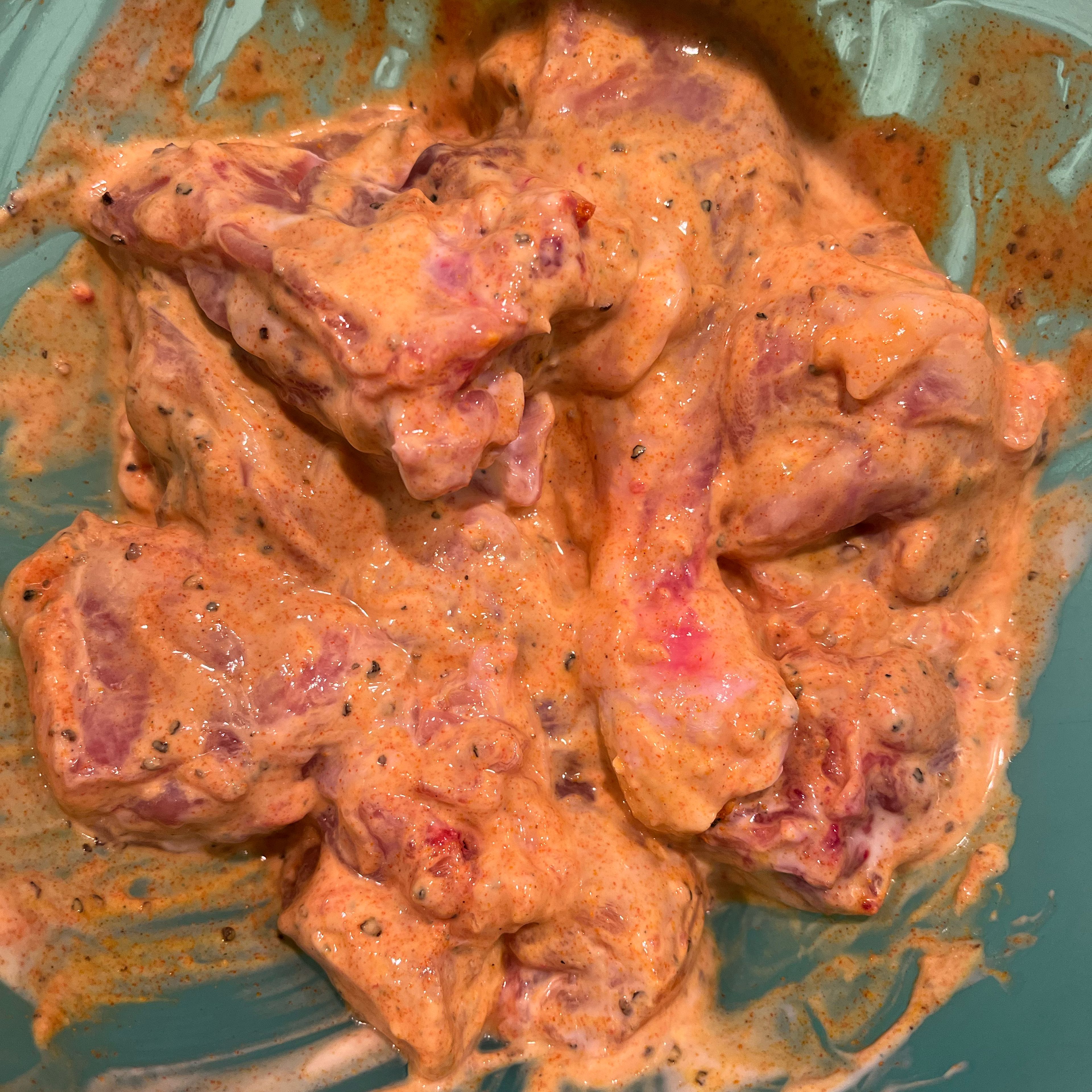 Cut chicken into pieces and marinate with curd, black pepper, turmeric, cayenne pepper and salt for 30min.