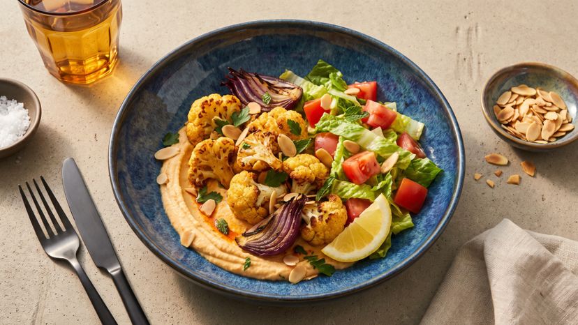 Ofengerösteter Blumenkohl auf cremigem Butterbohnen-Hummus