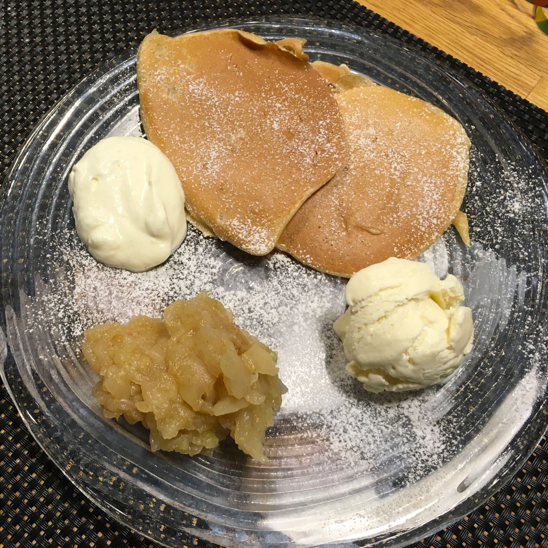Pancakes mit Apfelmus und Vanilleeis
