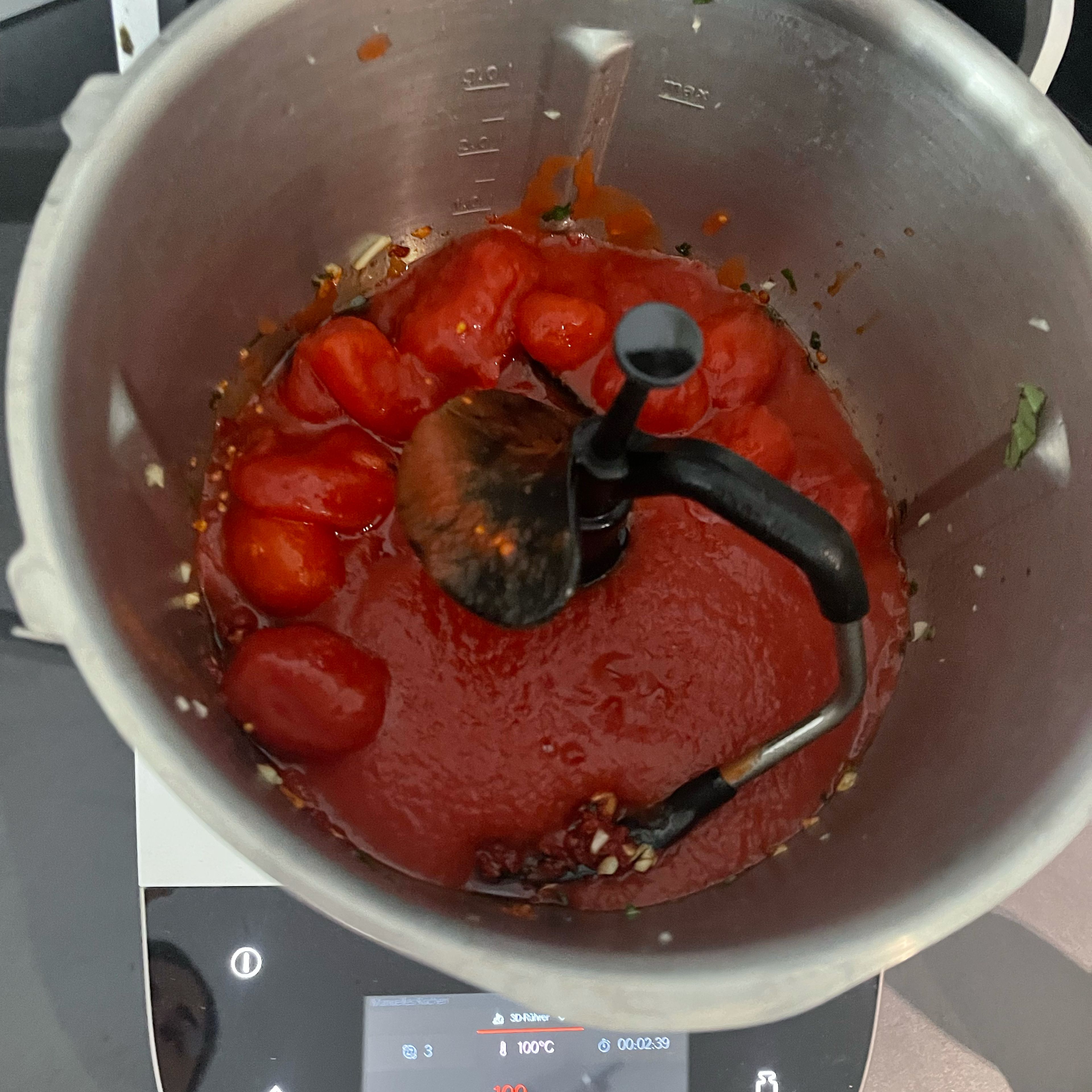 2EL Oliven sowie das Tomatenmark hinzugeben und gemeinsam mit der Knoblauch-Basilikum Mischung andünsten (3D-Rührer I Stufe 3 I 100°C I 3 Minuten). Im Anschluss die Dosen-Datterini, Passata, Gemüsebrühe, eine Prise Zucker sowie Salz und Pfeffer hinzufügen und die Tomatensoße köcheln lassen (3D-Rührer I Stufe 3 I 90°C I 15 Minuten).