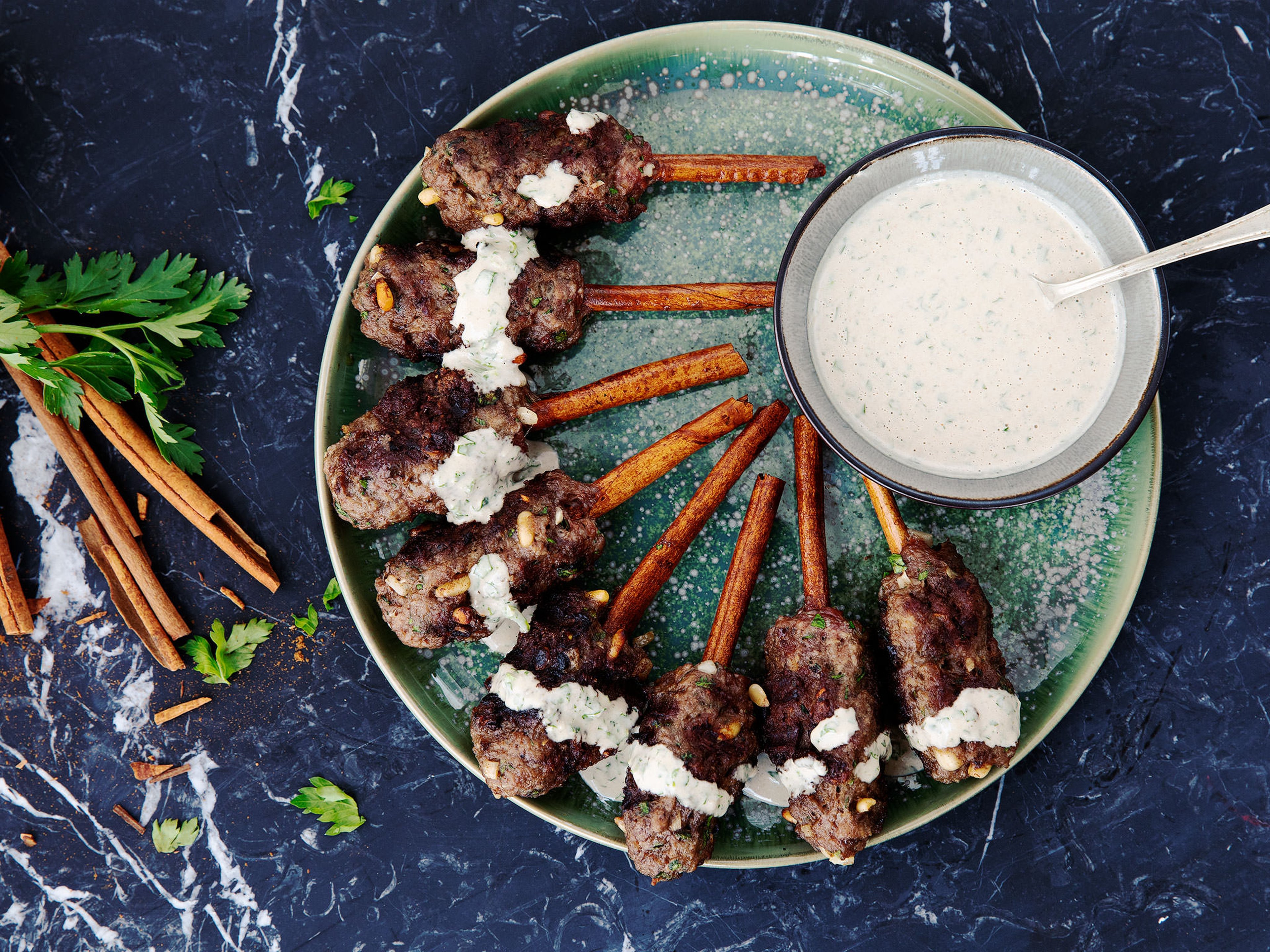 Kebab auf Zimtstange mit grüner Tahina