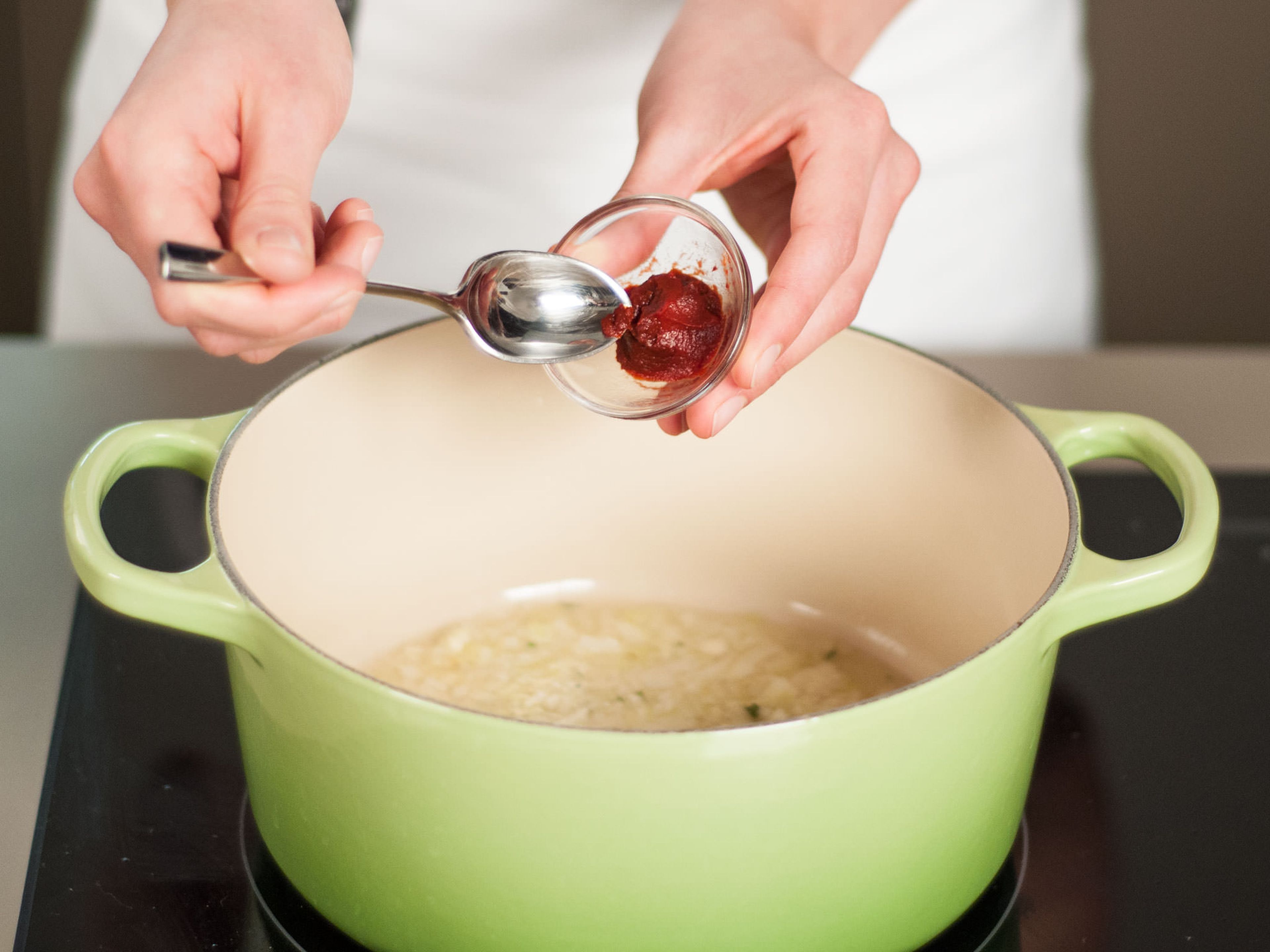 Olivenöl in einem großen Topf erhitzen. Zwiebeln und Knoblauch bei mittlerer Hitze für ca. 5 – 7 Min. glasig anbraten. Tomatenmark hinzugeben und für weitere 1 – 2 Min. anbraten.