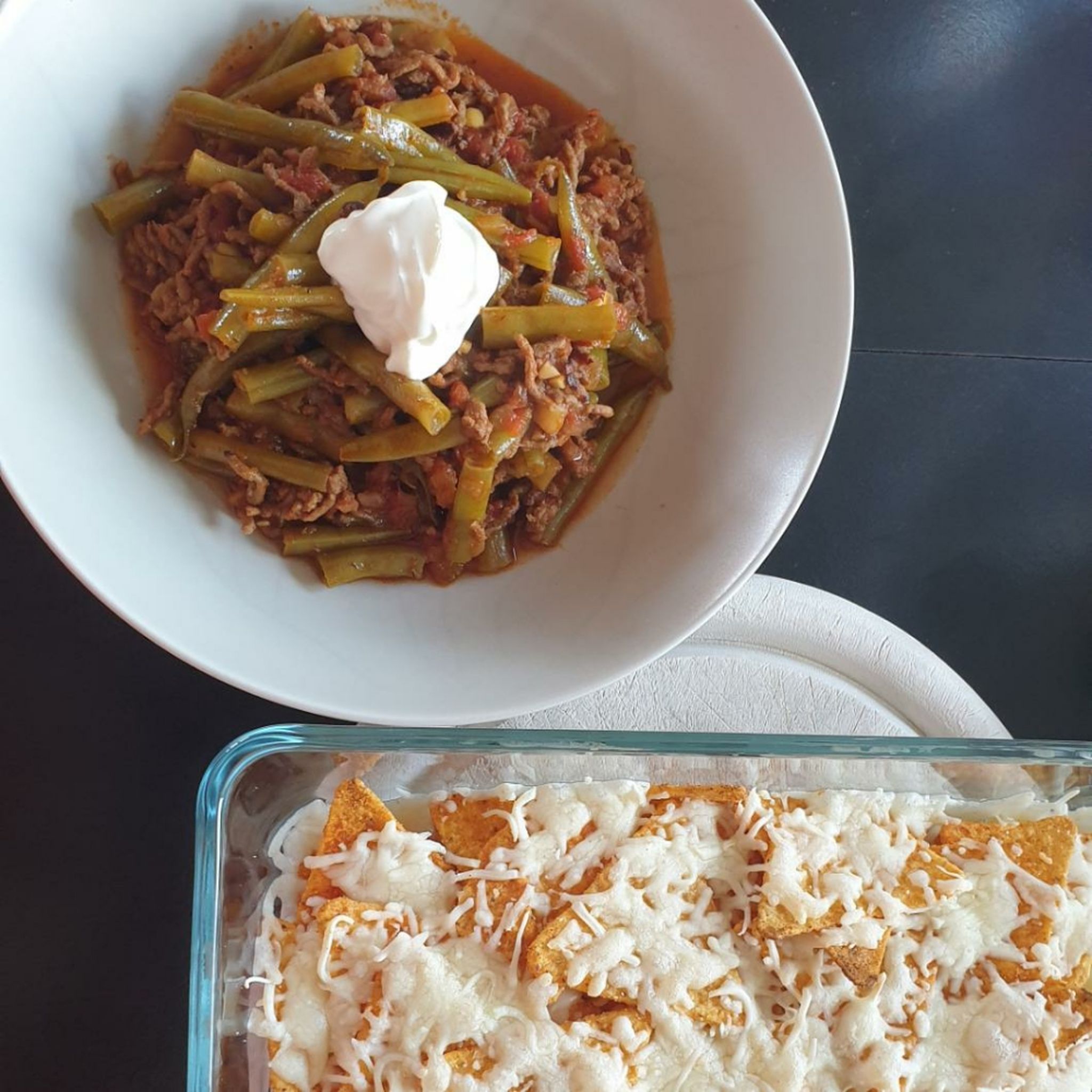 Grüne Bohnen Chilli mit überbackenen Tortillia Chips
