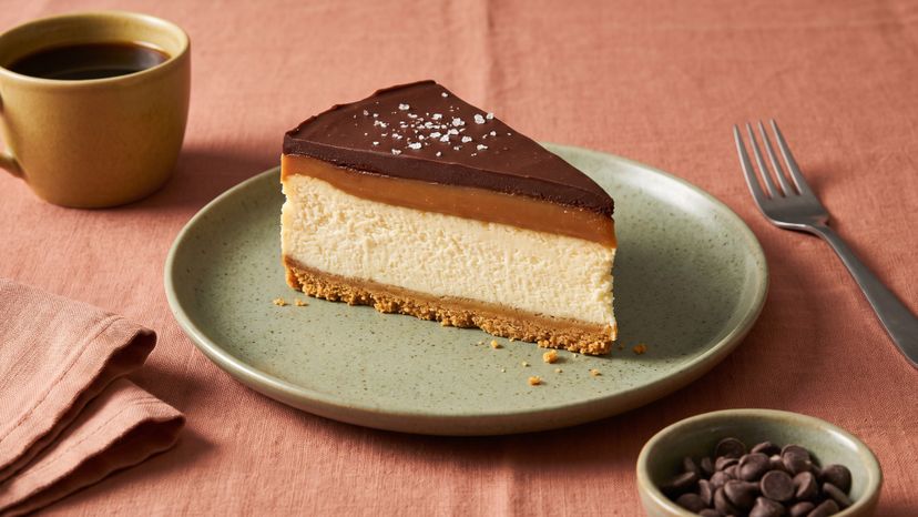 Millionaire's Cheesecake mit Schokoglasur und Karamellschicht