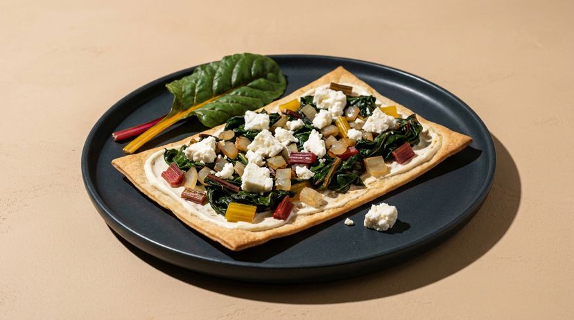 Sommerlicher Flammkuchen mit buntem Mangold und cremigem Feta