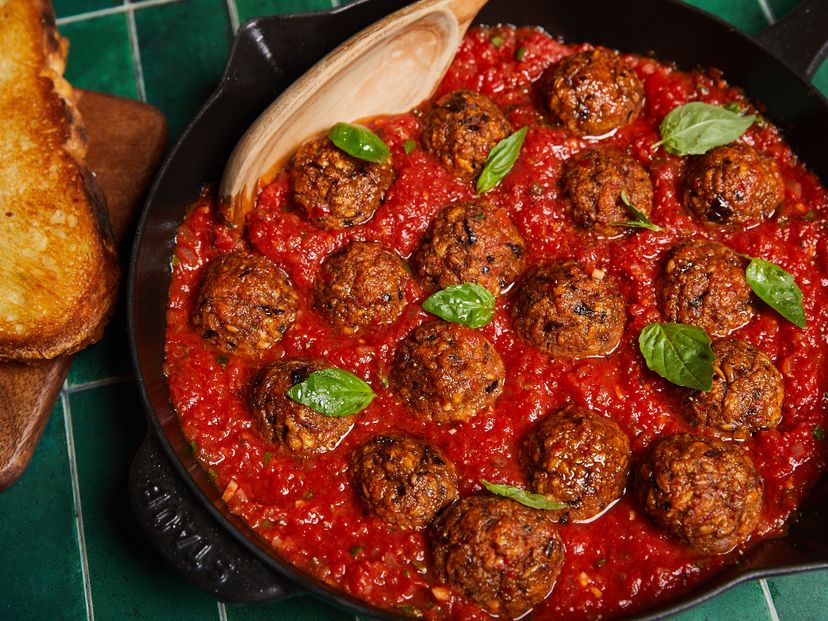 Meatless meatballs with tomato sauce