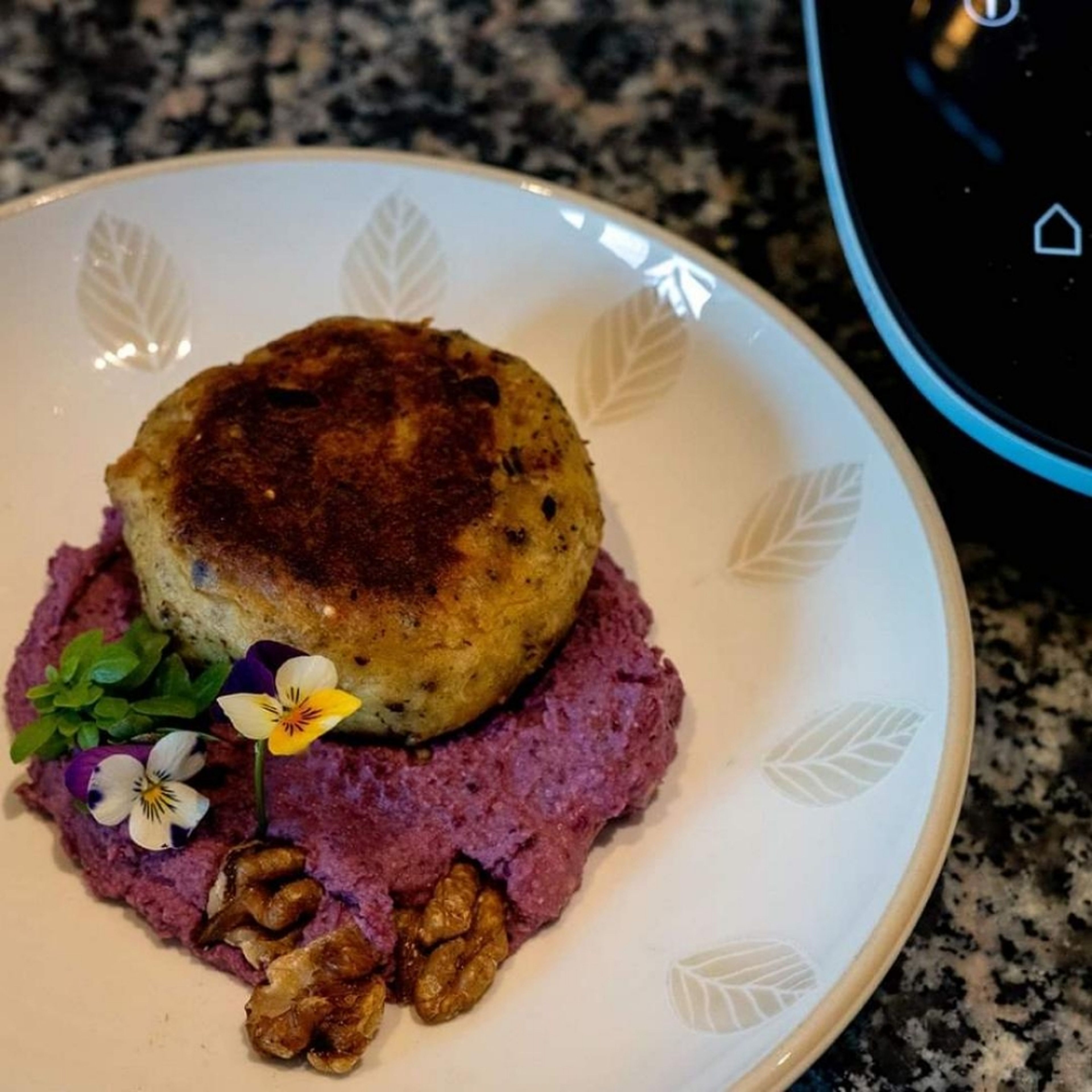 Nun abschmecken. etwas Zucker, nach Belieben mehr Zitronensaft, Salz, Pfeffer oder Öl zugeben. Mit den Kartoffelpflanzerl auf Teller geben. Mit Nüssen garnieren. Dazu passt ein frischer Salat.