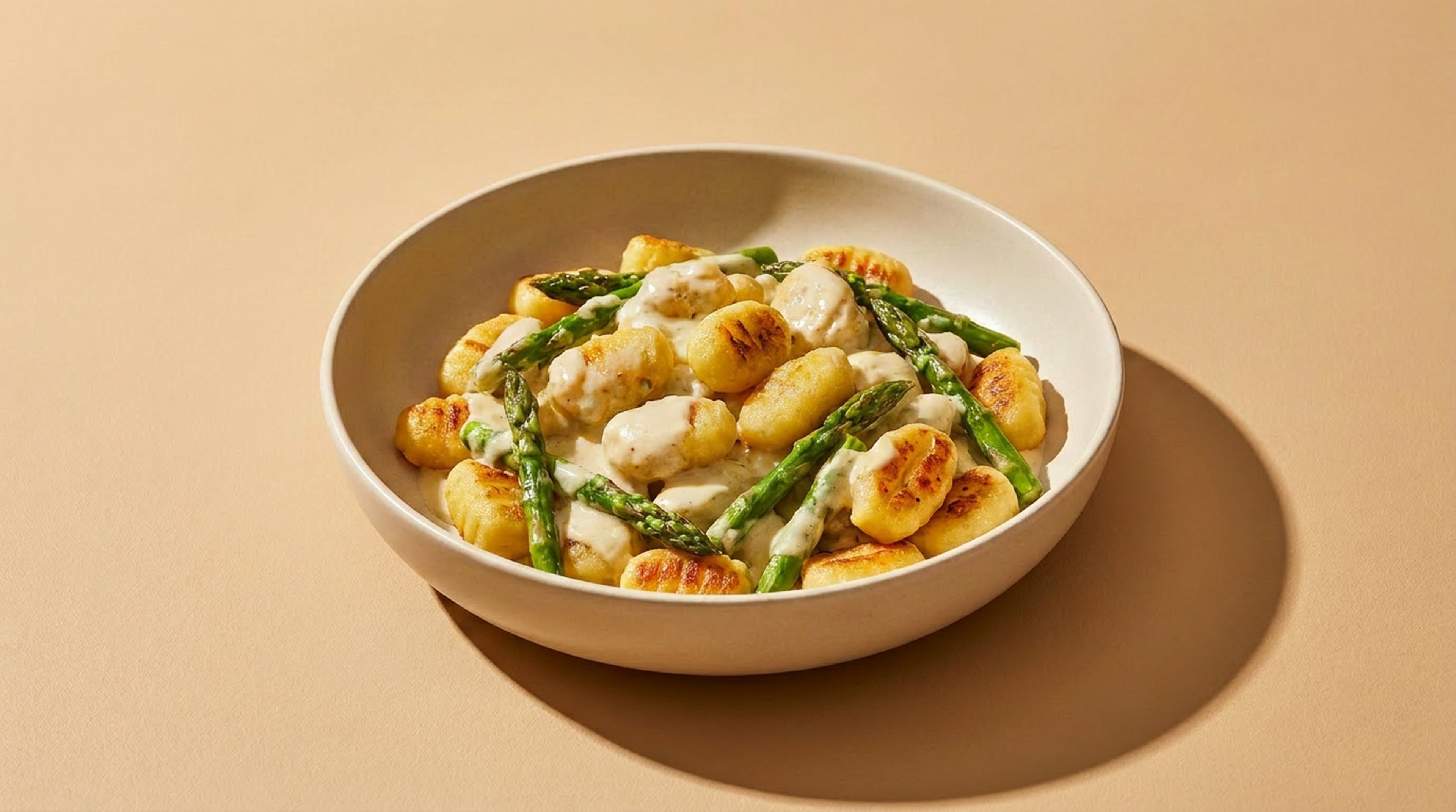 Cremige Gnocchi mit grünem Spargel aus einer Pfanne