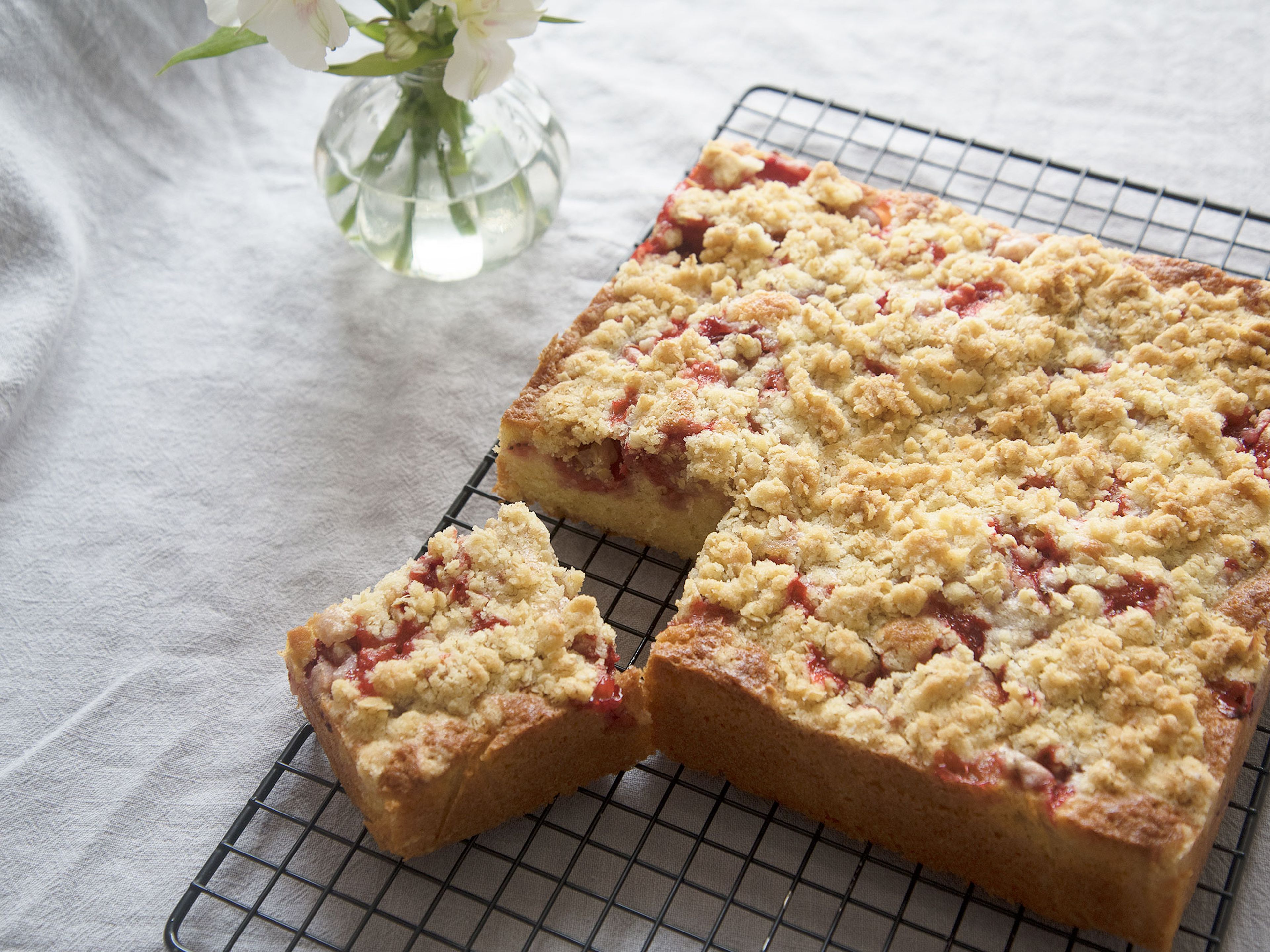 Strawberry crumb cake