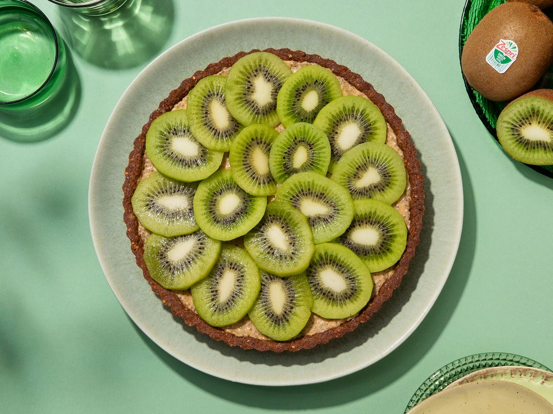 Fruchtige Kiwi-Chia-Tarte mit Kokos und Limette