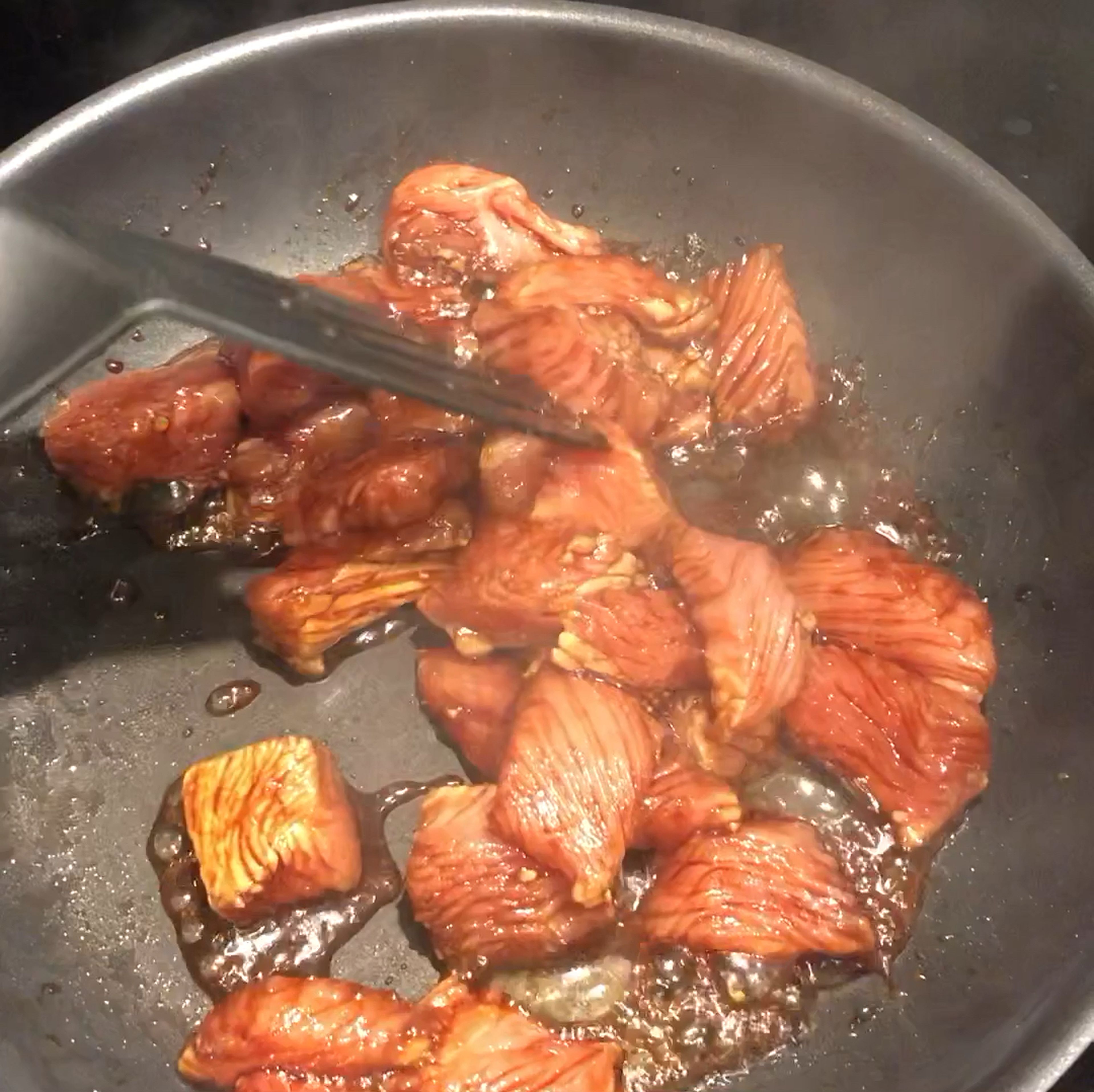 Alles zusammen anbraten bis das Fleisch hell wird, danach die Sesamkörner dazugeben, kurz weiterbraten. Danach ist es Bereit zum Servieren.