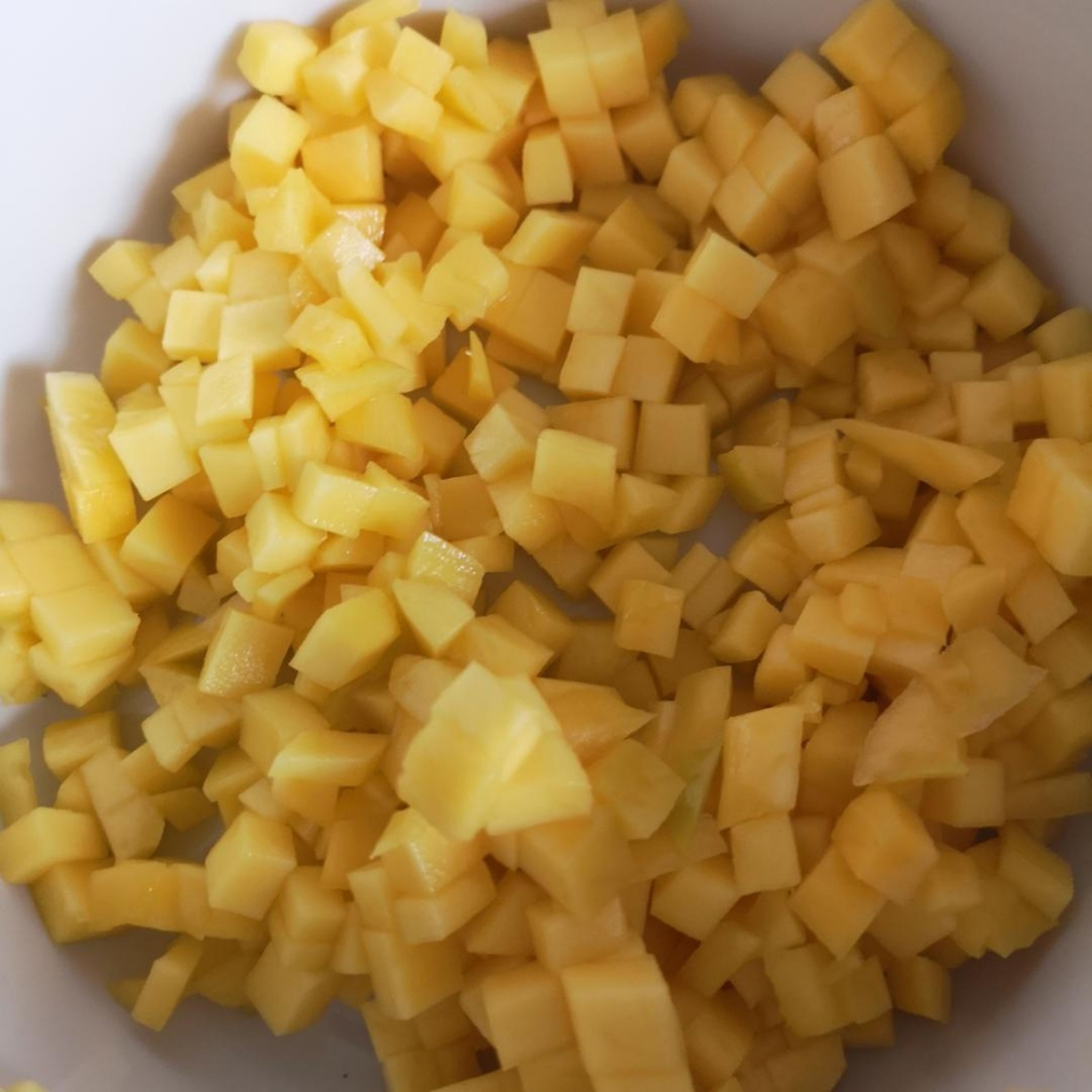 Mango schälen, entkernen und in kleine Würfel schneiden. Die gewürfelte Mango in eine Schüssel geben. 2-3 EL Mango fürs Toppingiin einem Glas beiseite legen.