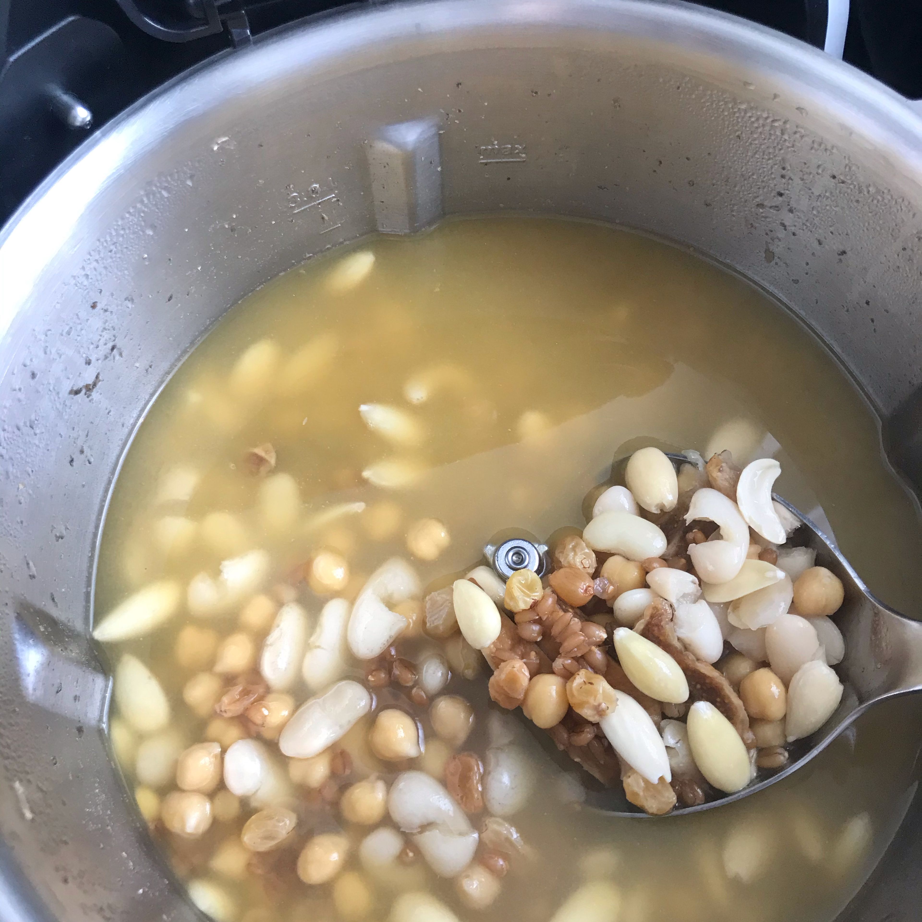 Sultaninen, Cashews und Mandeln in den Cookit geben und für weitere 5 Minuten bei geschlossenem Deckel, ohne Messbecher, im gleichen Modus mitkochen (3D-Rührer | Stufe 2 | 100°C | 5 Minuten). Dann den Orangensaft hinzugeben. Den 3D-Rührer entfernen.