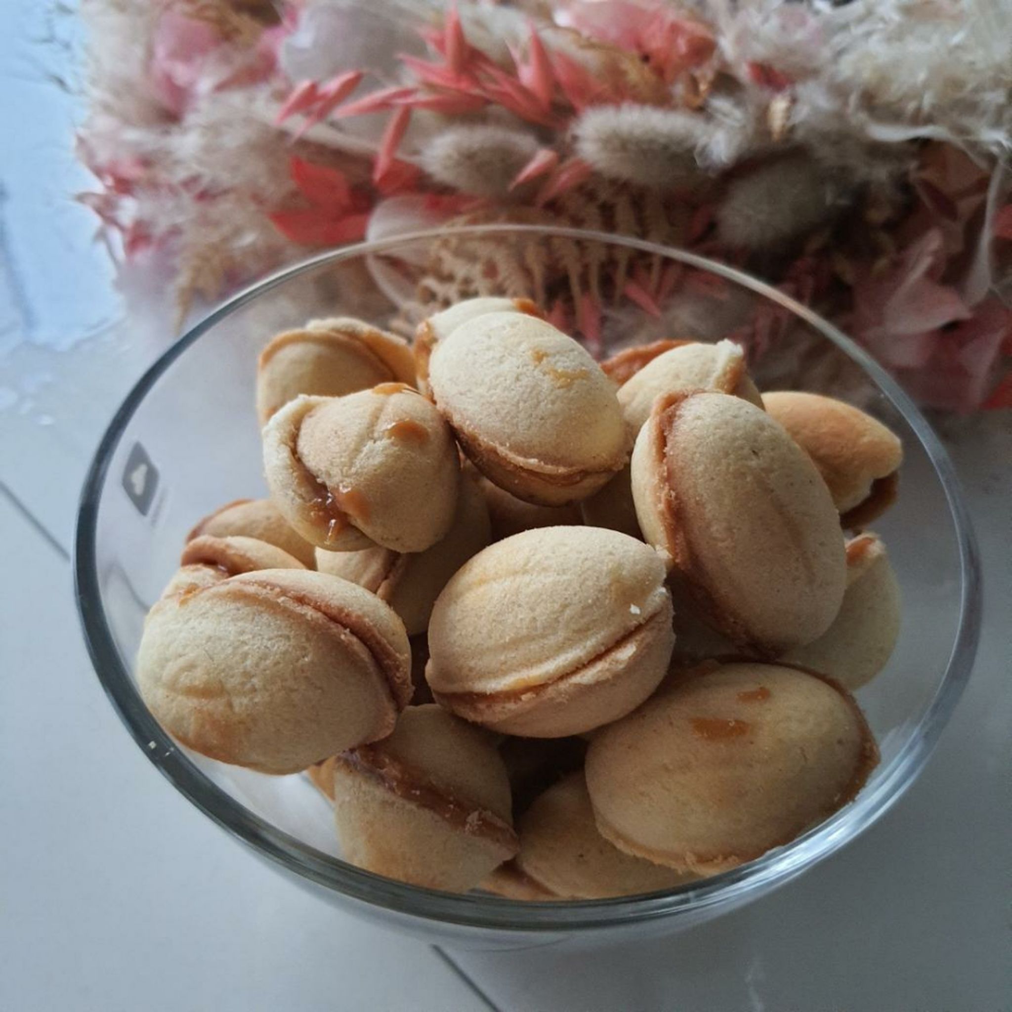 Oreschki ( Kekse mit Karamell -Milchmädchenfüllung )